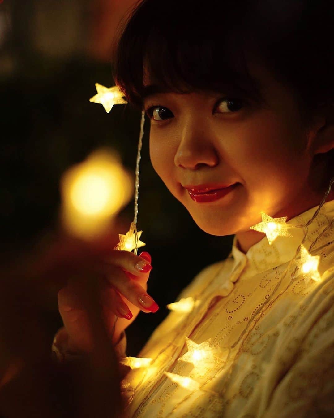 田村華子のインスタグラム：「. こんばんは🌟  先日星のライトを使って撮影していただきました！こういう雰囲気はいかがでしょうか？❤️  本物の綺麗な星を見に大自然にも行きたいなぁ！」