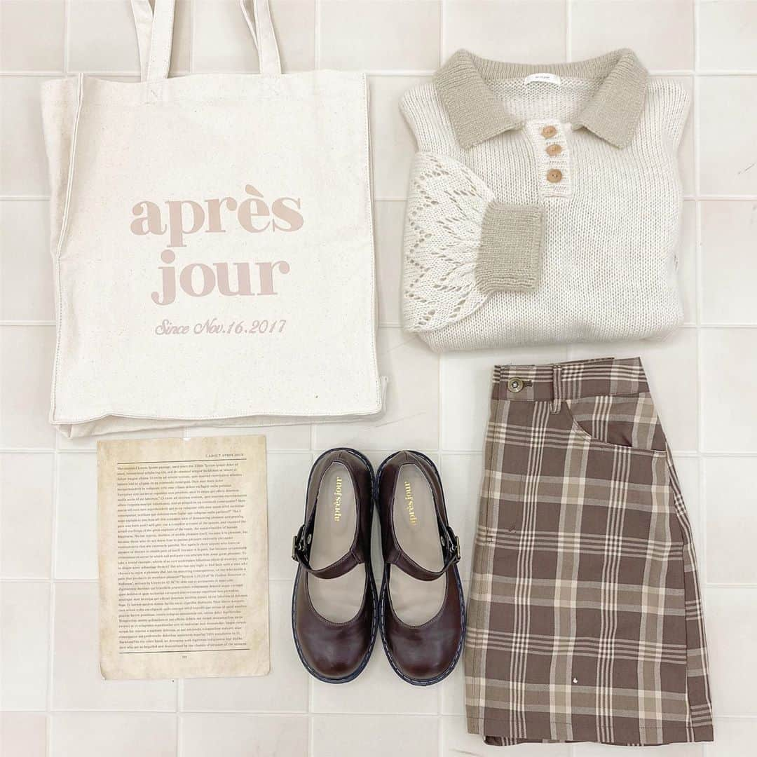 apres jour(アプレジュール) さんのインスタグラム写真 - (apres jour(アプレジュール) Instagram)「【new arrival❤︎】 ﻿ お待たせしました♡ 毎回大人気のポロシャツが秋冬らしいニットになりました🧶 古着っぽさが可愛いゆるニットに仕上がりました✨ 袖先と裾野透かし編みがお洒落◎ ﻿ バイカラーの襟や木目調のボタンがポイント！ ﻿ ﻿ ﻿ #ニットポロシャツ 商品番号🔍920671 大きいサイズも同品番でご用意しております。 ¥ 2,359+tax ﻿ comingsoon....  10/8 21:00〜 ﻿ ﻿ こちらの画像はインスタ用に加工しておりますので、カラーの雰囲気が実際の商品と異なる場合がございます。 商品ページにてカラーのご確認をお願い致します。 ﻿ ﻿ #ZOZOでしか買えない #apresjour #アプレ部 ﻿ ﻿」10月5日 18時47分 - apres_jour