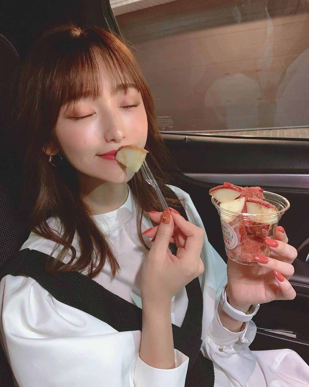 引地裕美さんのインスタグラム写真 - (引地裕美Instagram)「撮影終わりに近く通ってget🍎🍭🍭  大好きだからよく行くんだけど 他の味も美味しそうなのに シナモンが美味しすぎるから他の味食べたことない🥺❤️💭💭  最近髪の毛を超ゆる巻きにするのが好きなんだけどどう？？😗  #引地裕美 #モデル #rq #レースクイーン #얼스타그램 #照片 #粉我  #ゆうみ服 #패션스타그램 #데일리코디 #패션 #时装」10月5日 18時49分 - yuumihikichi