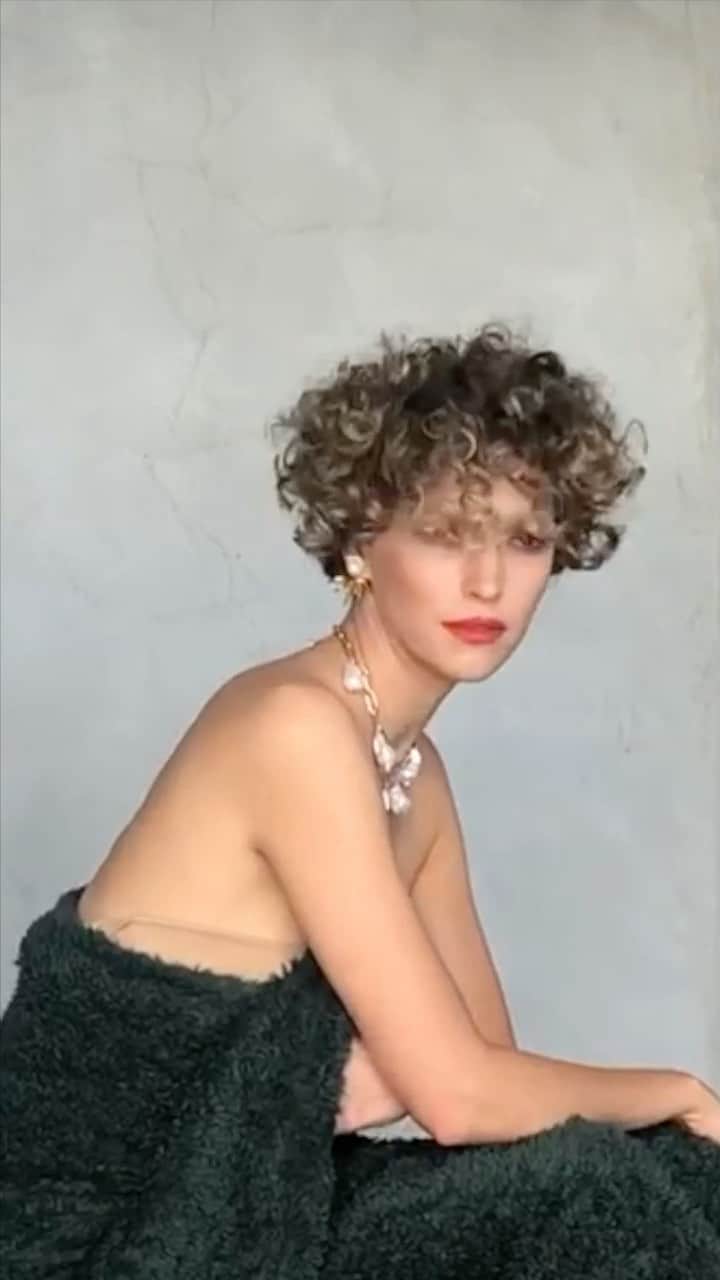 アリゾナ・ミューズのインスタグラム：「Throwback to the making of this wonderful @voguespain cover ✨💋」