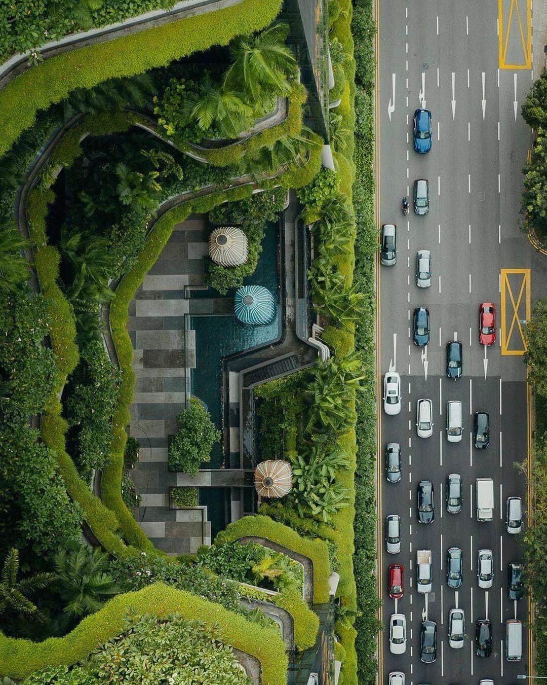 キャセイパシフィック航空さんのインスタグラム写真 - (キャセイパシフィック航空Instagram)「Known as the Garden City, Singapore boasts many buildings 🏢 that incorporate nature 🌳 in innovative ways – like PARKROYAL COLLECTION Pickering with its tiered sky gardens. In your travels, have you seen many impressive examples of the fusion between city and nature?  有「花園城市」之稱的新加坡，擁有很多以創新方式融入大自然的建築物，如這間皮克林賓樂雅飯店便設有多層空中花園。你有遊歷過哪些與自然融合的城市令你印象深刻？留言與我們分享吧。  📸: @kevouthere  #cathaypacific #MoveBeyond」10月5日 19時00分 - cathaypacific