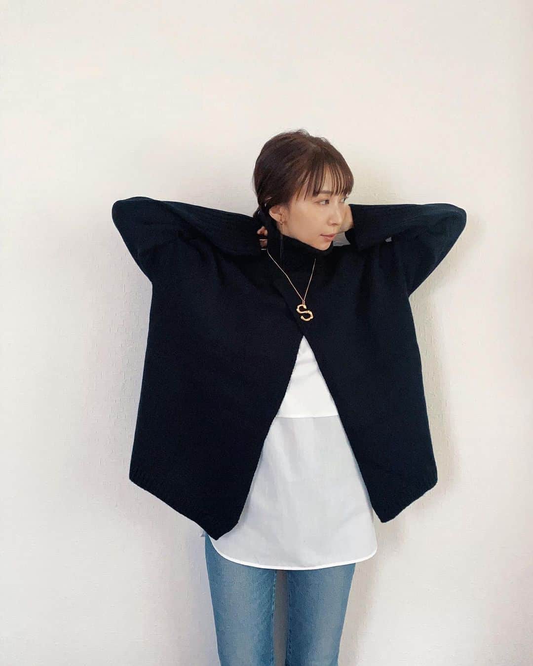 rats1316のインスタグラム：「・ フロントスリットだからインナーの合わせ方によっていろんな着方ができる @rustal_official のknit🧶 スリットをバックにして着ても可愛い◎  今回インナーに着たのはGUのニットとセットで付いてきてたやつ。やはり使えますね😎 ・ #スリットを見せようとした結果のポーズなので気になさらず ・ #rustal#ラスタル#ママコーデ#大人カジュアル#プチプラコーデ#札幌ママ#北海道ママ」
