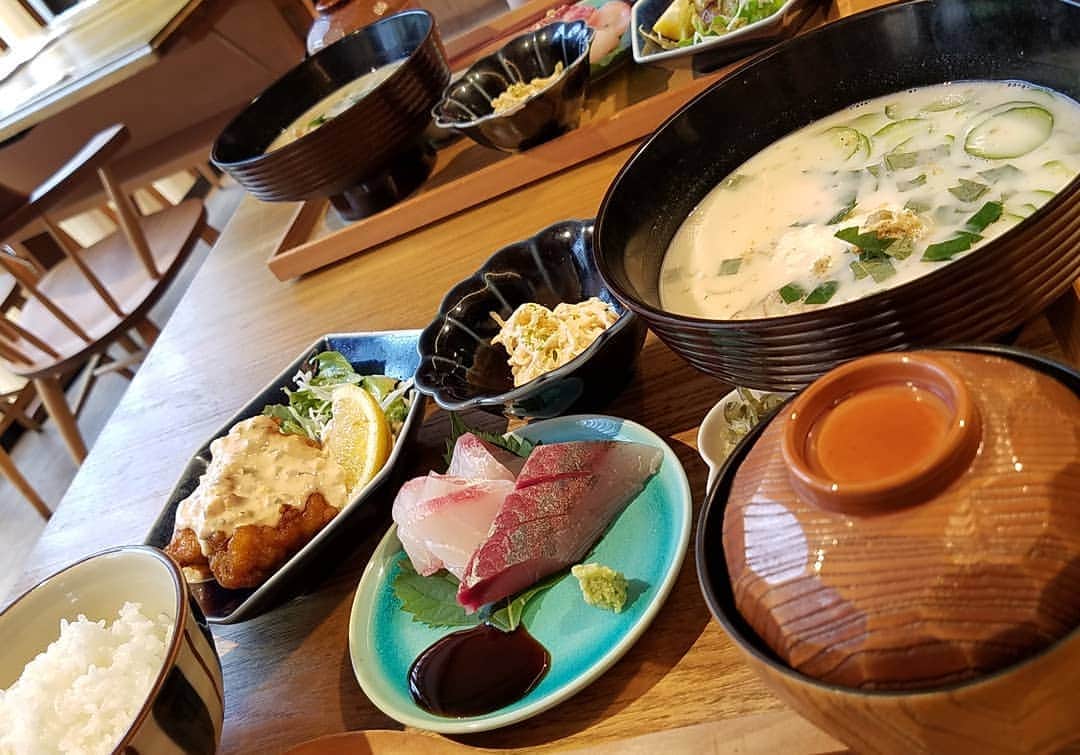 常世晶子さんのインスタグラム写真 - (常世晶子Instagram)「あー癒された。とても美味しかった😢💓  #宮崎県 #冷や汁定食  #仕事の合間 #ランチ  #今日は疲れました😵🌀」10月5日 18時54分 - tokoyo_shoko