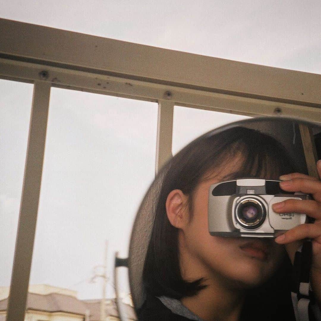 水嶋いとのインスタグラム：「・ カメラを使い切りたいから撮った写真 以外と好みだったから嬉しい…笑 ・ ・ ・」