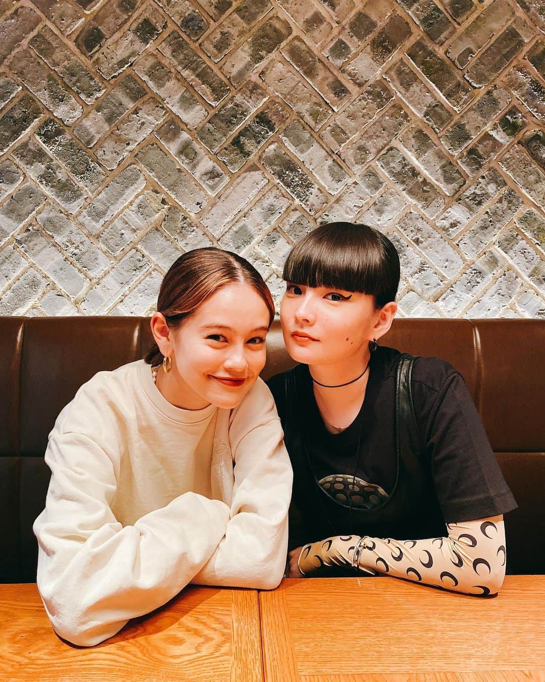 板橋よしえのインスタグラム：「. emmaが梢ちゃんとわたしのお誕生日をお祝いしてくれました🎂 (梢ちゃん7/27 わたし9/7誕生日🙊❣️) 美味しい野菜を使ったイタリアンのお店。どれもおいしかったー！ いろいろ考えてくれたんだなあって伝わってきて、emmaの気持ちがとーってもうれしかった😌 ありがとう💗emma💗💗💗」