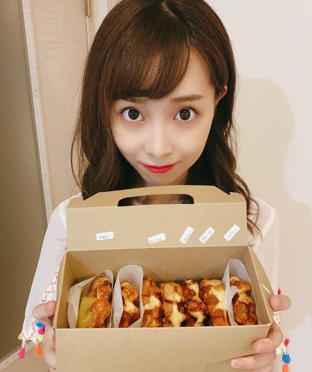 赤間有華のインスタグラム：「最近ハマっているワッフル😍❤ 。 アーモンドとチョコチップが好きです🎶 #ワッフル#ミスターワッフル#waffles」