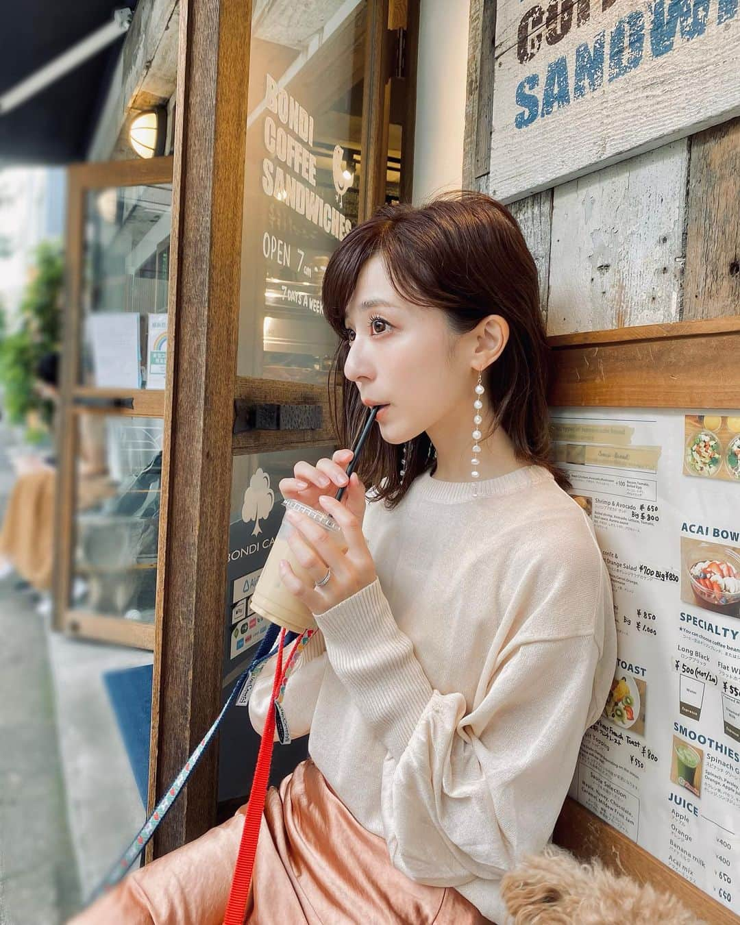 水野佐彩さんのインスタグラム写真 - (水野佐彩Instagram)「・ 昨日のライブでのメイク💄 4枚目にノーマルカメラでの動画載せてあります🤍 一帆ちゃんのグロス @lpdgem.official が あまりに可愛い色でずっきゅん🥺❤️ あとは やはり艶がピカイチな @beccacosmetics のハイライトが とてもとても好きです。 #coordinate  tops#regleam @re_gleam  skirt#mercuryduo @mercuryduo_com  shoes#tsurubymarikooikawa @tsurubymarikooikawa  bag#chanel @chanelofficial  pierce#uiqut @uiqut  #sサイズコーデ #153cmコーデ #おちびコーデ #ママコーデ #sサイズ女子 #30代ファッション #30代コーデ  #おちびの輪 #きょコ #ママライフ #令和2年ベビー #2020年ベビー #女の子ママ #秋メイク」10月5日 18時58分 - saaya_mizuno