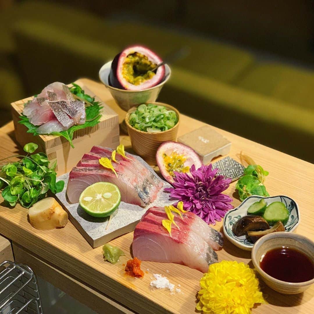 のインスタグラム：「間八と伊佐木、と、鮎30%オフ  #造り #季節感むちゃくちゃ #派手か #パッションフルーツ #夏の残り #秋の味覚 #美味しい #鮎 #塩焼き #かんぱち #いさき #刺身 #盛り合わせ」