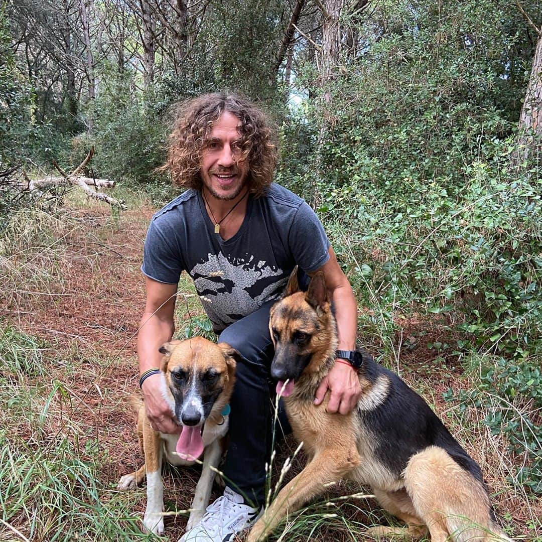 カルレス・プジョルのインスタグラム：「🐶❤️🐕 #Dana #Simón」