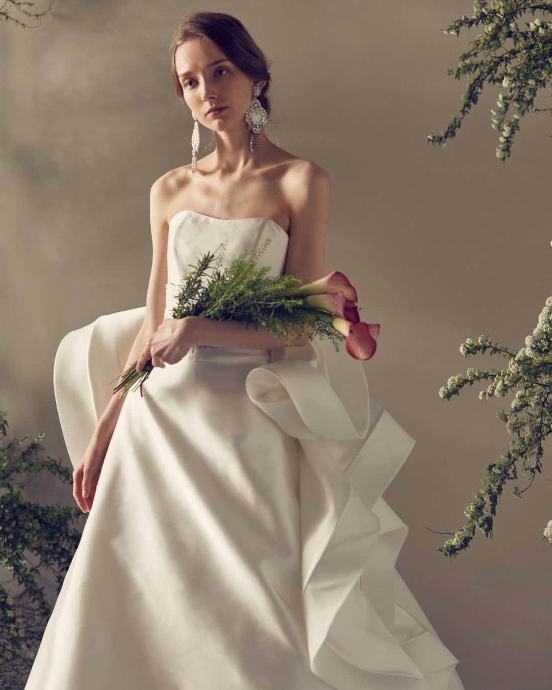 ACQUA　GRAZIE（アクア・グラツィエ）さんのインスタグラム写真 - (ACQUA　GRAZIE（アクア・グラツィエ）Instagram)「.﻿ バックスタイルのデザインが洗練されていて﻿ 一輪のバラのように美しい #アントニオリーヴァ のドレス。﻿ ﻿ 日本人の花嫁さまのデコルテ～トップスをより美しくみせてくれるように﻿ アクアグラツィエオリジナルで﻿ 胸元を#ハートカット のデザインにいたしました◎﻿ ﻿ 立体感がありながら﻿ 他の花嫁さまと少し違うドレスをお探しの花嫁さま﻿ ぜひ、参考にしてみてくださいね！﻿ ﻿ —————﻿ ▼ドレスを試着したい方はコチラへ＊*﻿ http://bit.ly/2tsedfx﻿ >>> @acquagrazie﻿ ▼公式HPにはドレスラインナップがたくさん♪﻿ http://www.acquagrazie.com/sp/﻿ ﻿ 【商品名】：AR0024/IV﻿ ※店舗によって、取り扱いのない商品もございますので﻿ 予めご了承下さいませ﻿ —————﻿ ﻿ #アクアグラツィエ #ACQUAGRAZIE﻿ #AG花嫁﻿ #destinyline #デスティニーライン﻿ #プレ花嫁 #卒花 ﻿ #日本中のプレ花嫁さんと繋がりたい﻿ #花嫁 #ウェディングドレス #ドレス迷子﻿ #ドレス試着 #ウェディングレポ﻿ #試着レポ #運命のドレス #卒花嫁﻿ #2020冬婚 #2020秋婚 ﻿ #2021春婚 #2021夏婚﻿ #結婚式準備 #weddingdress﻿ #ベストアニバーサリー﻿ #ドレス試着﻿ #ミカドシルクドレス﻿ #シルクドレス﻿ #ホテルウェディング﻿ #チャペルウェディング﻿ #ANTONIORIVA」10月5日 19時00分 - acquagrazie