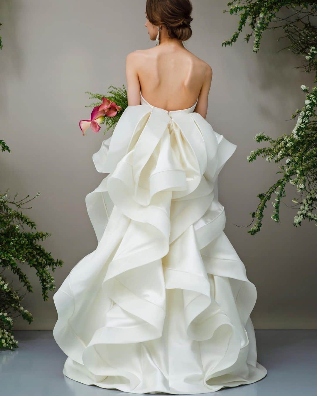 ACQUA　GRAZIE（アクア・グラツィエ）さんのインスタグラム写真 - (ACQUA　GRAZIE（アクア・グラツィエ）Instagram)「.﻿ バックスタイルのデザインが洗練されていて﻿ 一輪のバラのように美しい #アントニオリーヴァ のドレス。﻿ ﻿ 日本人の花嫁さまのデコルテ～トップスをより美しくみせてくれるように﻿ アクアグラツィエオリジナルで﻿ 胸元を#ハートカット のデザインにいたしました◎﻿ ﻿ 立体感がありながら﻿ 他の花嫁さまと少し違うドレスをお探しの花嫁さま﻿ ぜひ、参考にしてみてくださいね！﻿ ﻿ —————﻿ ▼ドレスを試着したい方はコチラへ＊*﻿ http://bit.ly/2tsedfx﻿ >>> @acquagrazie﻿ ▼公式HPにはドレスラインナップがたくさん♪﻿ http://www.acquagrazie.com/sp/﻿ ﻿ 【商品名】：AR0024/IV﻿ ※店舗によって、取り扱いのない商品もございますので﻿ 予めご了承下さいませ﻿ —————﻿ ﻿ #アクアグラツィエ #ACQUAGRAZIE﻿ #AG花嫁﻿ #destinyline #デスティニーライン﻿ #プレ花嫁 #卒花 ﻿ #日本中のプレ花嫁さんと繋がりたい﻿ #花嫁 #ウェディングドレス #ドレス迷子﻿ #ドレス試着 #ウェディングレポ﻿ #試着レポ #運命のドレス #卒花嫁﻿ #2020冬婚 #2020秋婚 ﻿ #2021春婚 #2021夏婚﻿ #結婚式準備 #weddingdress﻿ #ベストアニバーサリー﻿ #ドレス試着﻿ #ミカドシルクドレス﻿ #シルクドレス﻿ #ホテルウェディング﻿ #チャペルウェディング﻿ #ANTONIORIVA」10月5日 19時00分 - acquagrazie
