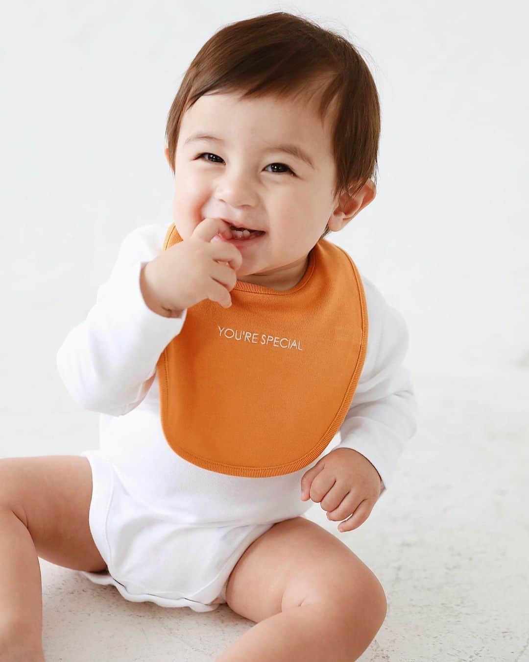 ソンイのインスタグラム：「SWU ベビービブ👶🏻🧡﻿ ﻿ スウェットトップとリンクしたデザインのベビースタイもご用意いたしました。﻿ ﻿ こちらはスウェットトップと生地が変わり裏起毛ではなく、肌触りがとても柔らかい綿100%の生地で赤ちゃんにも安心できる使い心地です。﻿ ﻿ 首元は2段回のスナップボタンがついており調整可能です。﻿ ﻿ カラーは﻿ ミルク / マーマレード / ラベンダー﻿ で全３色。﻿ ﻿ スウェットトップとの組み合わせも可愛いカラーで、組み合わせ次第で雰囲気が変わるのでお好みで楽しんでいただけます。﻿ ﻿ スタイは出産祝いなど、大切な方へのギフトとしても大変オススメです😌﻿ ﻿ 私の経験からもスタイは本当にいくつあっても助かるアイテムで、サイズアウトする事がないので長く使え、お祝いで頂きとても嬉しかったです🧡﻿ (1歳半の息子もまだまだスタイ必須です)﻿ ﻿ 贈る相手のお洋服の好みがわからずギフトに悩んでる方もいらっしゃると思いますが、こちらのスタイはどんなお洋服にも合うシンプルなデザイン、そしてカラーも男女・季節問わず使えるのお色で贈り物に是非セレクトして頂けたら嬉しいです😌🎁﻿ ﻿ なにより「YOU'R SPECIAL」の言葉が、この世に生まれた愛おしい存在にぴったりなお祝いのメッセージになると思います🕊  2800円(税別)﻿ ﻿ 10月8日17時〜発売﻿ ﻿ 受注オーダー期間が﻿ 10月8日17時〜10月14日23時59分となります。﻿ ﻿ @swu__official ﻿ ﻿ Special thanks﻿ Baby model : ﻿ @aimee_isobe」