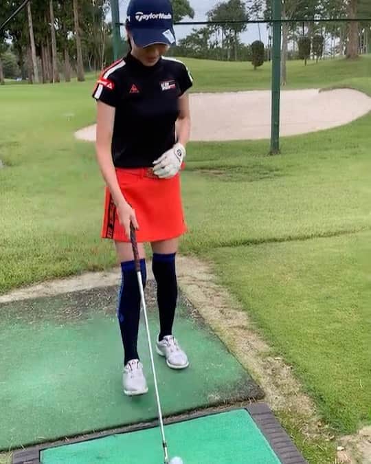 のインスタグラム：「* スタート前の軽い練習🏌🏻‍♀️ . . . #スタート #ウォーミングアップ #ストレッチ #打球 #練習 #レンジ #お辞儀 #instagolf  #golf  #lpga #女子プロゴルファー #女子ゴルフ  #ゴルフ女子 #とちテレ #興和 #ゴルフ #インスタゴルフ #ゴルフコーデ  #골프 #高尔夫 #テーラーメイド #TaylorMade #ルコック #コーワ #バンテリン #豆蔵 #lecoqsportif」