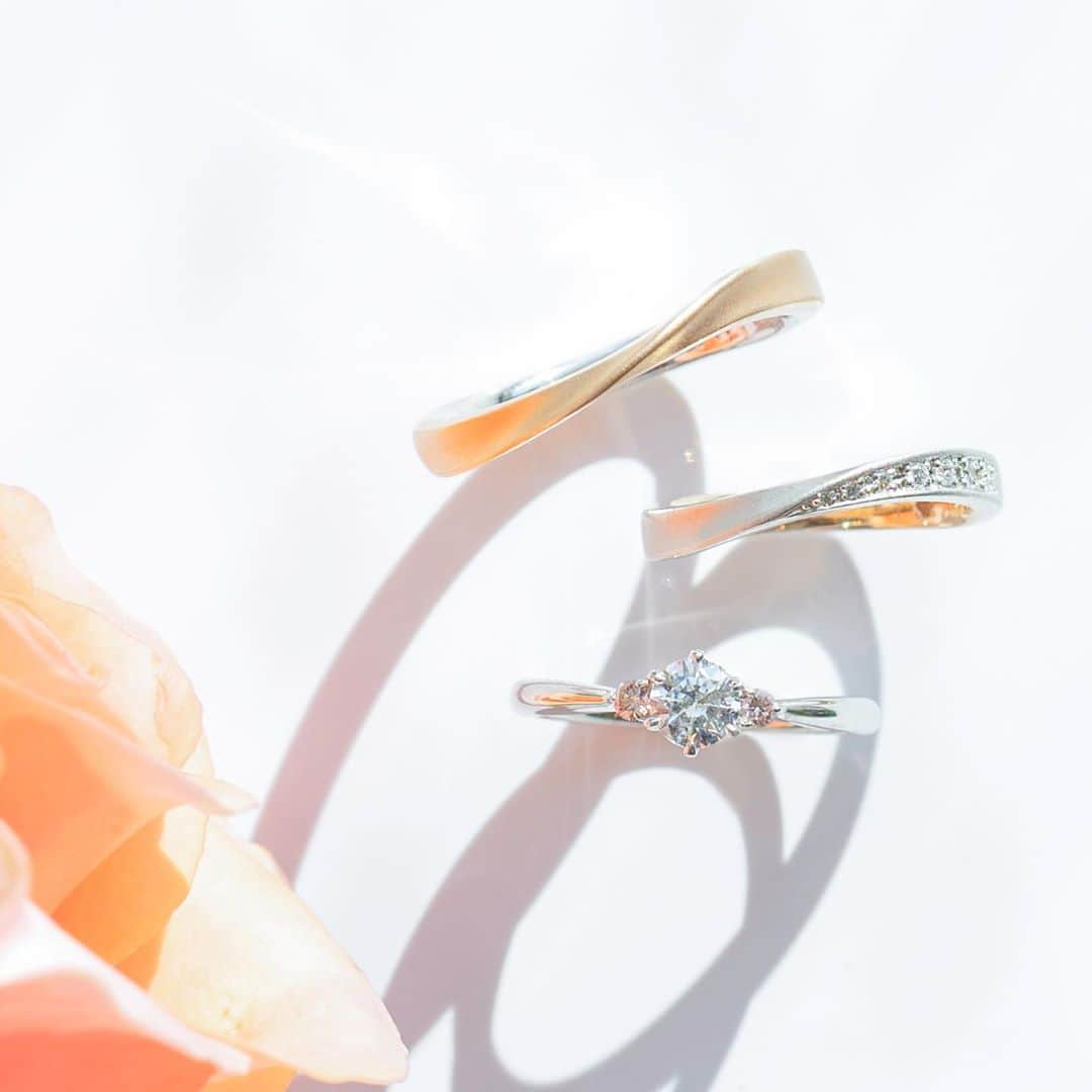 結婚指輪・婚約指輪『Hamri(ハムリ)』さんのインスタグラム写真 - (結婚指輪・婚約指輪『Hamri(ハムリ)』Instagram)「@hamri_omotesando ・ ・ ・ #お客様作品 のご紹介です💕 ・ ・ おふたりらしく、おふたりだけの指輪なので、 1つとして同じではないリングです💍🌹 ・ ・ Hamriではデザインのご相談だけでも、LINEからご自宅でお気軽に出来ますので是非ご利用くださいませ😄💕 ・ ・ Hamriでは、感染対策としましてご予約数と時間を調整しながらご案内をしております。また、サンプルや室内等のアルコール消毒を徹底しております。 ・ ・ おふたりとご相談をした上で、ご来店頂くことなくオンラインやテレビ電話での、指輪のお手伝いもさせて頂きますのでご遠慮なくDMやメール等お待ちしております☺️❣️ ・ ・ どんなときでも、お互いを側に感じる、ふたりの絆になる指輪を❤️ ・ ・ "ふたりらしい指輪をお届けします" ・ #カラーダイヤモンド #ダイヤモンド #誕生石 #フォトアルバム #ウェディングムービー ・ お互いのために作る指輪は、購入することでは味わえない感動と愛が生まれます。 ふたりの指輪を合わせると、ふたりの世界が１つになる愛着あふれる指輪。 ・ ＊＊＊＊＊＊＊＊＊＊ ・ 無料相談受付中 Hamriのアカウントからホームページへ @hamri_omotesando ・ @ringraph_official ・ @mynavi_wedding ・ @mwd_jewelry ・ ＊＊＊＊＊＊＊＊＊＊ ・ #結婚指輪 #husbandandwife  #結婚指輪💍 #マリッジリング #プレ花嫁 #婚約指輪 #エンゲージリング #表参道 #ウエディングフォト #指輪デザイン #weddingring #ordermade  #結婚指輪 #前撮り #design #指輪探し #ウェディング #花嫁 #ダイヤモンド #結婚準備 #プロポーズ  #結婚指輪探し #hamri #ハムリ #オリジナル」10月5日 19時09分 - hamri_omotesando