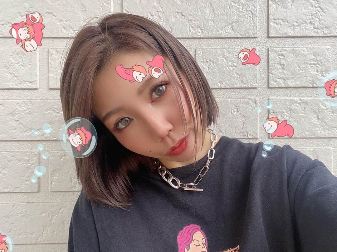 DJ CHI☆MEROのインスタグラム：「. NEW髪👩🏼→👩🏻 . 半年でブリーチ12回する私は これから髪質改善に努めますね。 . 毛が切れてて不揃いの中 ギリギリ揃うラインまでカット✂︎ @shoichi.116 sanありがとうございました！！ . . . #ボブ#切りっぱなしボブ#秋カラー#グレージュ#ミルクティーグレージュ」