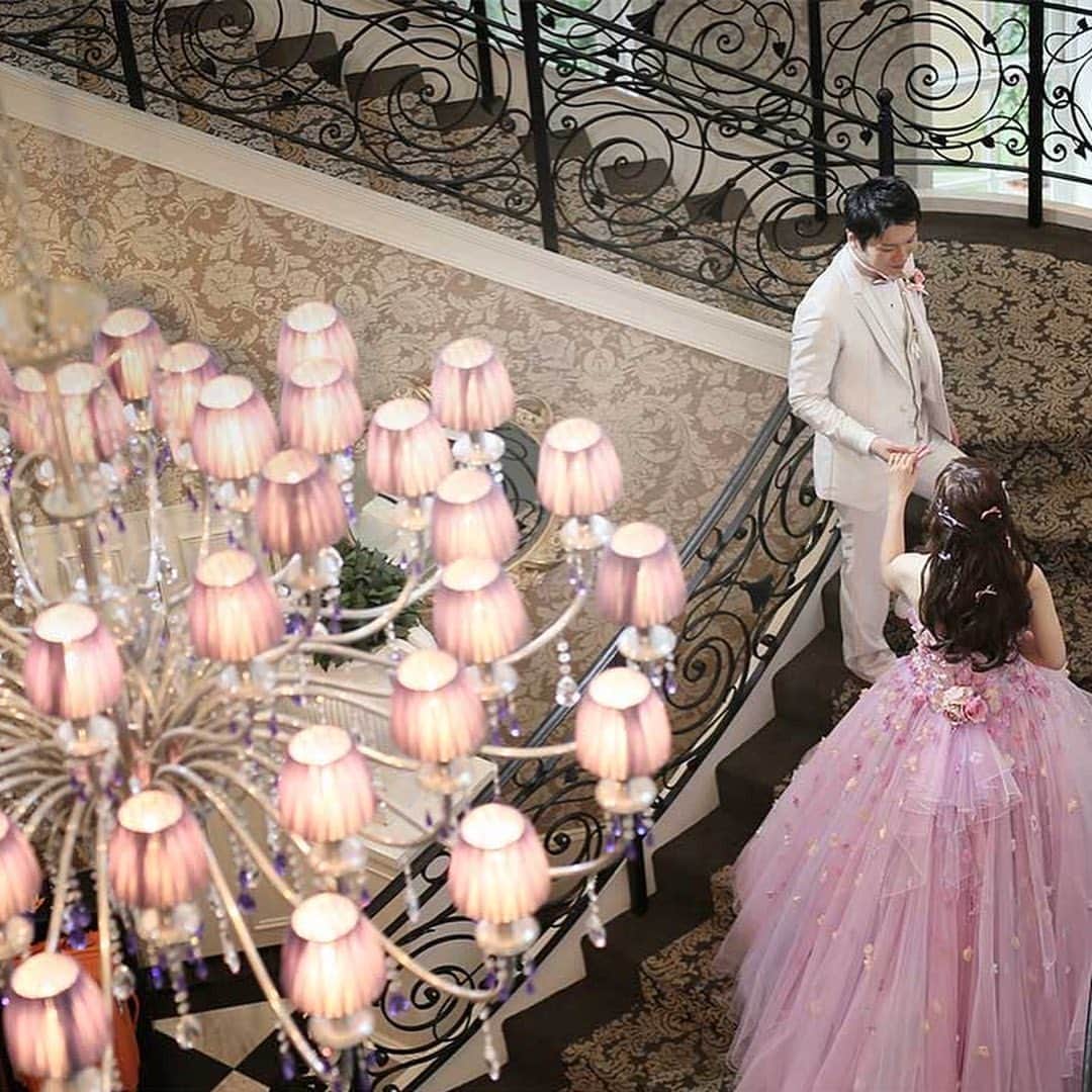 のインスタグラム：「~憧れのプリンセスの世界へ🏰~  メインテーブルはパステルカラーのお花に大きなリボン、 バルーンを合わせてとびきりかわいいコーディネートに🎀  シルエット入場をしたり、ガラスの靴をもったり...💍 おふたりが映画の主人公みたいですよね☺️💕  ひとつひとつのシーンに小さな頃からの 憧れを詰め込んだ結婚式をしませんか？  ＝＝＝＝＝＝＝＝＝＝＝＝＝＝＝＝＝＝＝＝＝＝＝＝＝＝＝  \ウェディングフォト募集中❤️/ @bestbridal.jp をフォローして、 お写真の投稿をお待ちしております！  当アカウントでリグラムOKなベストブライダルの卒花嫁orプレ花嫁の皆様は、#ベストブライダル花嫁 もしくは #BB花嫁 のハッシュタグをつけて投稿をお願いします💕  ※BB花嫁に投稿があったお写真をリグラムする際は、 個別にご連絡は行っておりません。予めご了承ください。  \ブライダルフェアの予約について💐/ アカウントプロフィールのURL先、 各会場のHPもしくはDMよりご予約を承っております。  どんな式場が自分に合うかわからない、 結婚式をするか迷っている...など些細なご質問でも お気軽にDMにてご相談くださいね。  \💗たくさんの、LOVEを届けよう/ ブランドスローガンは#たくさんのLOVEを届けよう 💕  お客様との出会いは、一生における祝福の瞬間を祝う、始まりです。  私たちはお客様とおふたりの人生を祝福し続ける存在でありたいと考えています🕊   ベストブライダルは、世の中で1番、たくさんのLOVEが届く瞬間をお祝いする企業を目指します。」