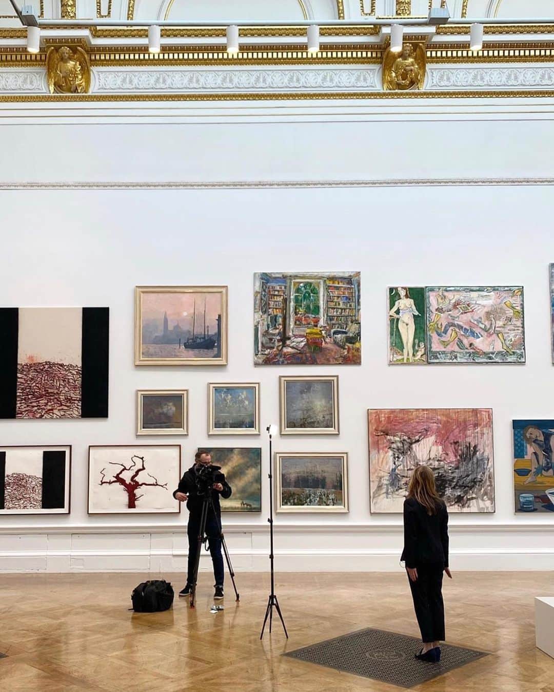@LONDON | TAG #THISISLONDONさんのインスタグラム写真 - (@LONDON | TAG #THISISLONDONInstagram)「@belleannee with art news! 🖼  Better late than never. @RoyalAcademyArts “Summer” Exhibition opens TOMORROW & marks the first time in RA’s 252 years that the Summer Exhibition has been postponed until autumn. 😱 (Note that it has never been cancelled! Think of what has happened beyond the gates over those years!). 🙌🏼 It also marks the first time two women have co-coordinated the exhibit. 💪🏼 This year there are tons of poignant works dealing with topics of the day - and there are also many minority and under-represented artists on show. And there are some heavy hitters that fall into all three of those categories which is super cool. Shortly after you enter, have a look for the Zanele Muholi portrait. Zanele is fascinating and is worth looking up. Also note the Njideka Crosby piece - and if you haven’t seen “The Price of Everything”, look that up too (ugh, sorry, I sound like my mom). 😆 Toward the middle to end spend time with the Ai Wei Wei urns - really look at the story he is telling. (Disclosure, he is guest number 1 at my imaginary dinner party) ◻️  Now, onto the photos I included The first is an assemblage of photographs by Isaac Julien RA taken 35 years ago but that could have been taken yesterday. Spend time with those. ◻️ Next shot is someone very important doing an interview. Then the small portraits by Anne-Marie Butlin. I know that I did not take a great photo but look closely - how can someone create that kind of life with a paint brush and tubes of color? Amazing. ◻️ I think that the woman’s trousers match that big column, don’t they? ☺️ Also - loving those colourful pieces in the background by Joe Tilton RA ◻️ Sneak peek at the Ai Wei Wei urns (mmmmm, & a flat Mercedes behind them). ◻️ & I missed that really cool wave picture / painting / drawing at the top of this photo & now I can’t zoom in on the number to tell you anything about it but isn’t it amazing how you can totally miss something the first time but then it calls to you? 🙌🏼 *sigh* I love art. ❤️ I wish I’d have been born a Saatchi. ◻️ Also the weird wiener thing can be yours for £1200. Go ahead, I won’t fight you for it this time. ◻️  The cafe opens at 11 in sweet temporary dig! ☕」10月5日 19時12分 - london