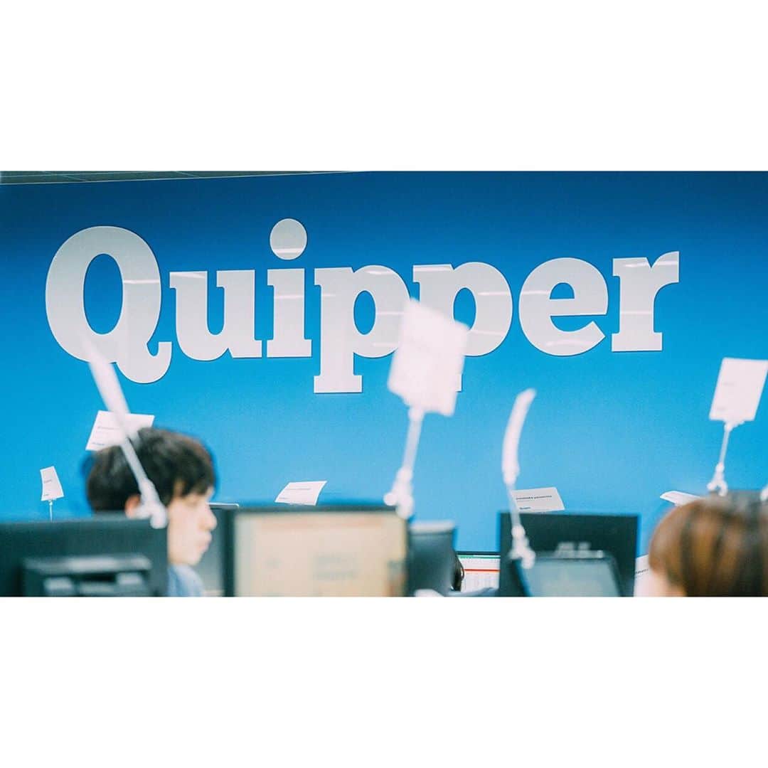 リクルートさんのインスタグラム写真 - (リクルートInstagram)「【国境、貧富の差を超えて 「学び」を届ける】 ﻿ ﻿ 今から10年前、イギリスで創業した『Quipper』という﻿ 学習プラットフォームがありました。 ﻿ ﻿ Quipperは、﻿ 日本のオンライン学習サービス『スタディサプリ』の﻿ 「世界の果てまで、最高の学びを届けよう」﻿ という理念に共鳴し、﻿ 2015年にリクルートグループに仲間入り。﻿ 現在はインドネシアなど公教育に課題が多く、﻿ 子どもたちの学習機会に﻿ 格差がある地域で活用されています。 ﻿ ﻿ コロナ禍ではジャカルタでの﻿ 学校閉鎖の際の家庭学習に利用されるなど、﻿ 非常時にも途絶えない﻿ 教育インフラの一助となりました。 ﻿ ﻿ 誰もが勉強したいことや﻿ 職業に結びつくような﻿ 身につけるべきことが﻿ オンラインでできる。﻿ 必要な学習コンテンツに﻿ 国境や貧富の差を超えてアクセスし、﻿ 好きなだけ学べるようになる。 ﻿ ﻿ これが、Quipperが目指す未来。﻿ まだまだ、道半ばです。 ﻿ 日本で、海外で、コロナ禍において﻿ デジタル化は加速しています。﻿ 大きな変化の中で、子どもたちにとって﻿ 学びの機会が広がるサポートを。 ﻿ 「学び」を届けるチャレンジを、﻿ 一つのストーリーにまとめました。 ﻿ ﻿ 2020年3月31日、 おかげさまでリクルートは創業60年を迎えました。 ﻿ Opportunities for Lifeの実現に向けてどのようなチャレンジが生まれてきたのか、 60年にちなんで世界中から60のいい話を集めました。 ﻿ プロフィールのリンクからぜひ、ご覧ください。﻿ https://60th.recruit-holdings.co.jp/ ﻿ ﻿ ♢♢♢♢♢♢♢♢♢♢♢♢♢♢♢♢♢♢♢♢♢♢♢♢♢♢﻿ リクルート公式アカウントでは、﻿ あなたの毎日をもっと楽しむための﻿ 暮らしのアイデアをお届けしています！👉 @recruit___official﻿ ♢♢♢♢♢♢♢♢♢♢♢♢♢♢♢♢♢♢♢♢♢♢♢♢♢♢﻿ ﻿ #RECRUIT #quipper #スタディサプリ﻿ －﻿ #理念 #学び #サポート #平等 #助け合い #先生 #職業 #小学校 #社会問題 #社会貢献 #支援 #子供 #子ども #国際協力 #協力 #貧困問題 #貧困 #教育支援 #教育 #休校 #家庭学習 #学校閉鎖 #学校 #学習 #格差 #オンライン学習 #オンライン」10月5日 19時14分 - recruit___official
