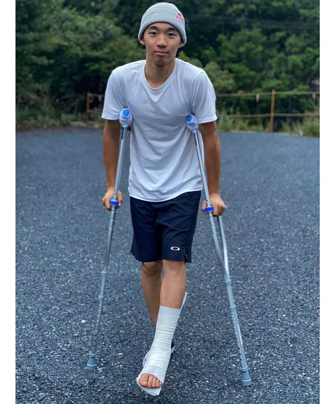 中村輪夢のインスタグラム：「While filming for my edit, I broke. my heel. I will be back stronger💪  撮影中に骨折しちゃいました。またパワーアップして戻ってきます〜！」
