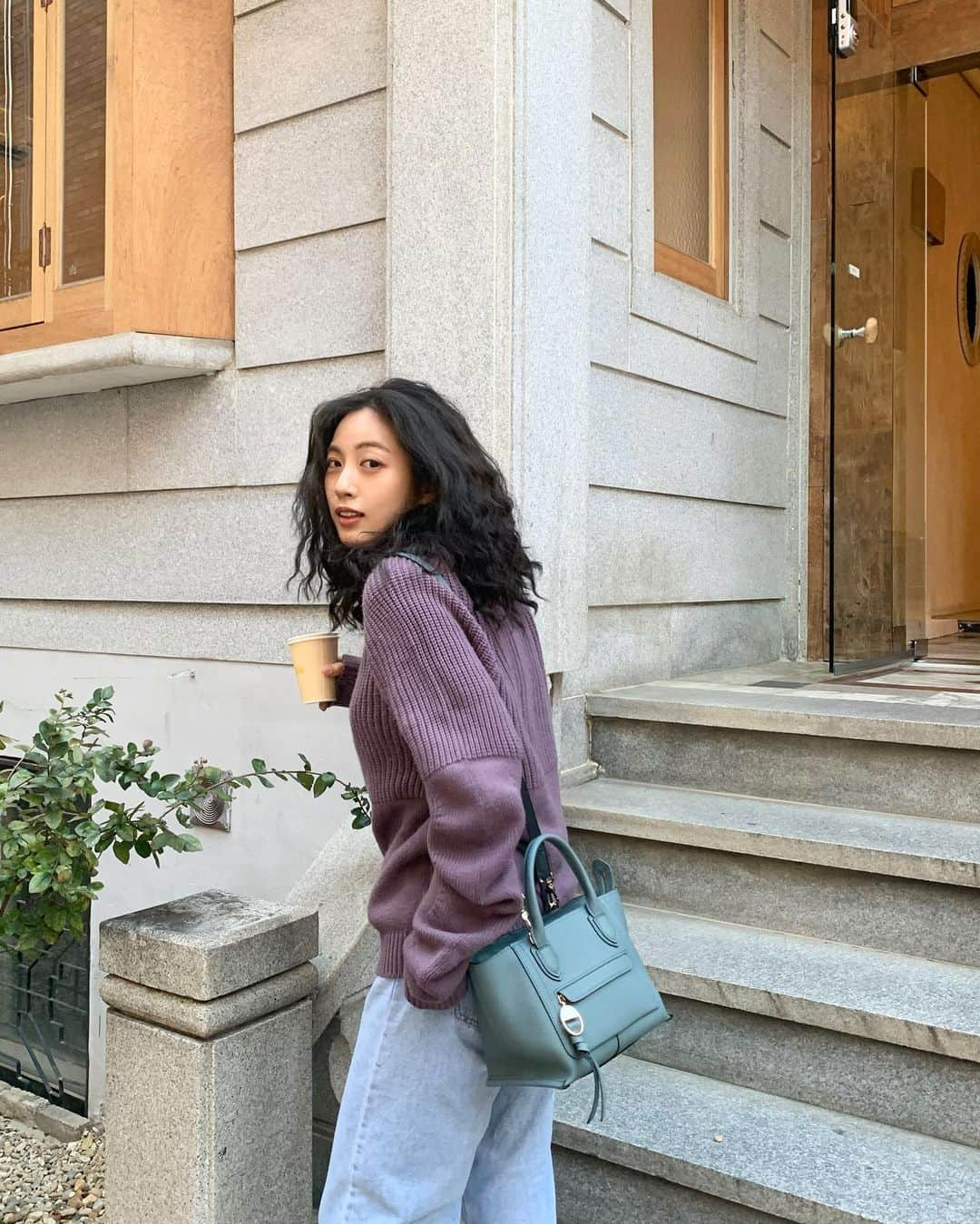 パン・ソヨンさんのインスタグラム写真 - (パン・ソヨンInstagram)「. #롱샴#광고 @longchamp  우편함을 떠올리게 하는 롱샴의 새로운  '메일 박스 MAIL BOX 컬렉션' 📮 딱 가지고 다니기 좋은 사이즈에 수납도 좋아요  여행 가면 엽서 사는걸 좋아했는데  이번 가을엔 편지를 써야겠어 🗺  근데 가방 사진 부탁했더니 나무에 올린 귀여운 언니 💜  #Longchamp#LongchampMailBox#롱샴메일박스 #가방#bag#totebag  전국 롱샴 매장과 ssg.com 에서 구매 가능해요 🎁」10月5日 19時20分 - banso