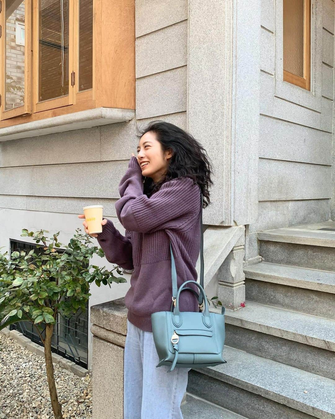 パン・ソヨンさんのインスタグラム写真 - (パン・ソヨンInstagram)「. #롱샴#광고 @longchamp  우편함을 떠올리게 하는 롱샴의 새로운  '메일 박스 MAIL BOX 컬렉션' 📮 딱 가지고 다니기 좋은 사이즈에 수납도 좋아요  여행 가면 엽서 사는걸 좋아했는데  이번 가을엔 편지를 써야겠어 🗺  근데 가방 사진 부탁했더니 나무에 올린 귀여운 언니 💜  #Longchamp#LongchampMailBox#롱샴메일박스 #가방#bag#totebag  전국 롱샴 매장과 ssg.com 에서 구매 가능해요 🎁」10月5日 19時20分 - banso