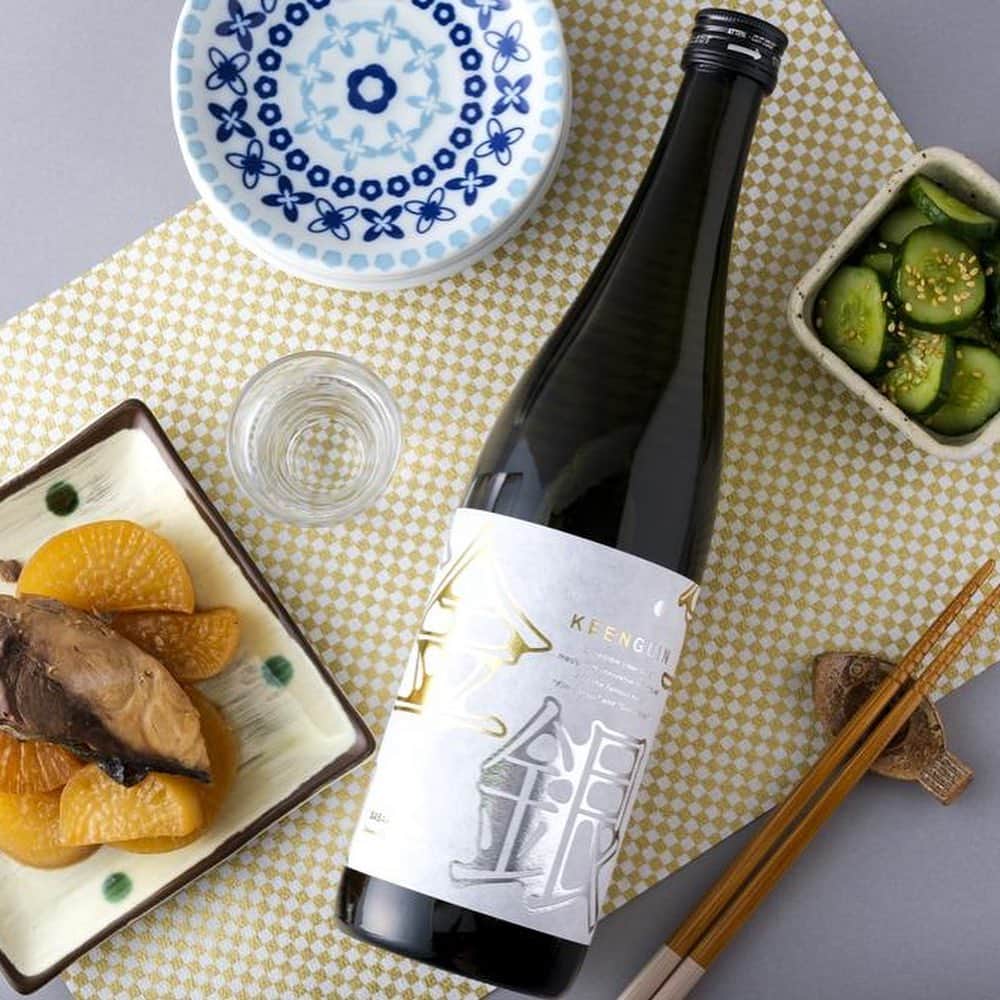 KURAND@日本酒飲み放題さんのインスタグラム写真 - (KURAND@日本酒飲み放題Instagram)「茶聖・千利休が愛したといわれる  名水から生まれた日本酒  『金銀 -KEEN GUIN-』 ——————————— お酒に関するご質問はオンラインショップでお待ちしております。 おいしかったら #kurand で投稿してください！ ——————————— 茶聖・千利休が茶の湯にも使用したといわれる「金明水・銀明水」と同じ水脈の地下水で醸した純米大吟醸。搾りには「遠心分離機」を使用し、雑味のない透明感のあるクリアな味わいを追求しました。  #kurand #クランド #お酒 #sake #日本酒 #金銀 -KEEN GUIN- #千利休  #オンラインショップ #通販 #かわいいパッケージ #飲みやすい #京都  #佐々木酒造」10月5日 19時21分 - kurand_info