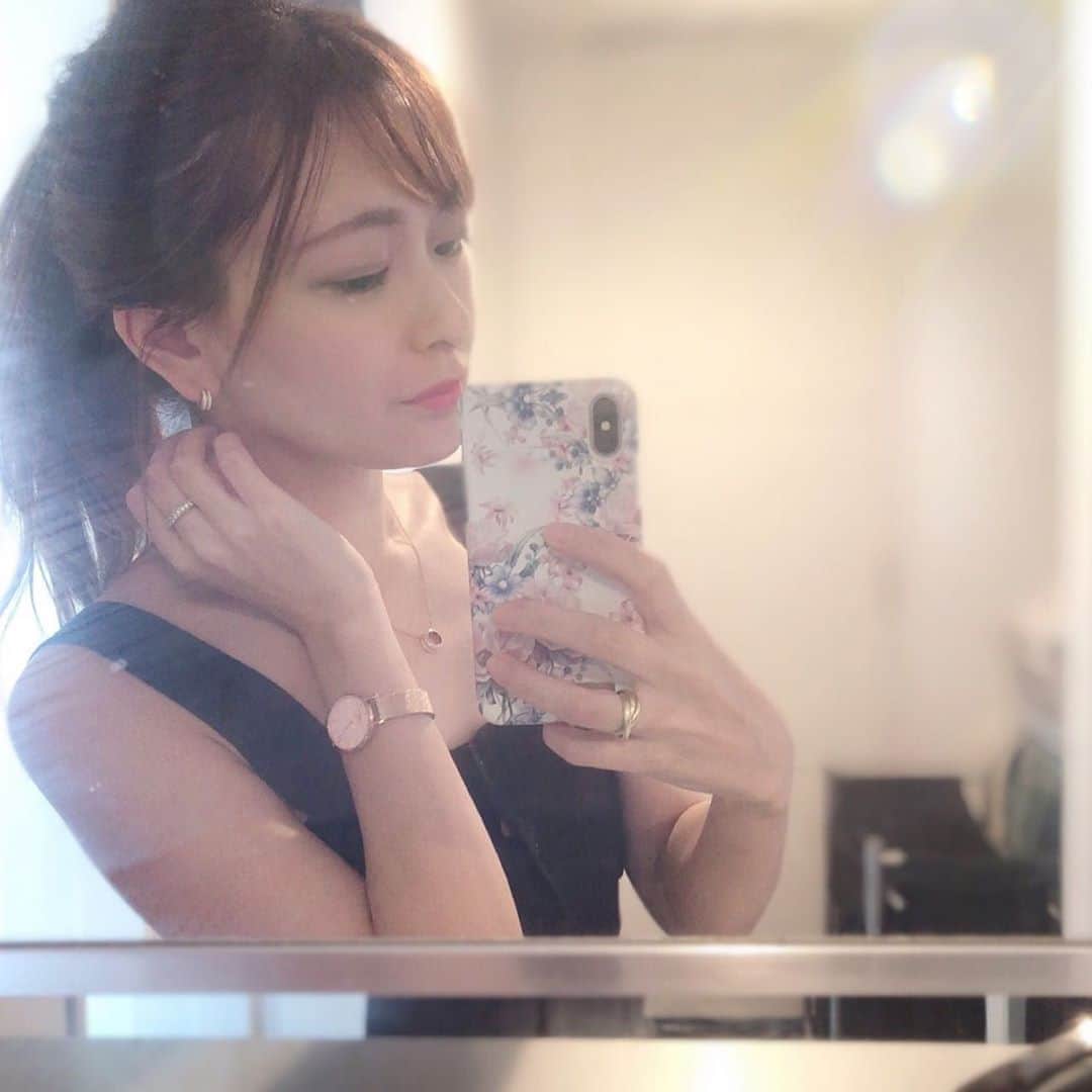 菊池かなこのインスタグラム：「. @danielwellington の新シリーズ Pink Mesh🌸 暗めの色が多くなる秋冬のファッションだけど、 可愛いピンクの文字盤とゴールドの組み合わせの腕時計で手元を明るく😍 同じピンクゴールドのピアスとネックレスと一緒に✨✨ . . . ＠danielwellington #ダニエルウェリントン #DWピンクメッシュ #腕時計倶楽部#腕時計コーデ #fashion#ファッション#ゴールドアクセ #腕時計好きな人と繋がりたい#腕時計くら部 #腕時計倶楽部#腕時計好き#手元くら部　 #秋アクセ#冬アクセ#秋コーデ#秋コーディネート」