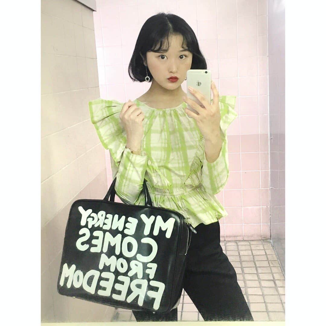 のインスタグラム：「👗 肩幅服とでかバッグ👗👜😇❤️  #옷스타그램 #코디스타그램 #꼼데가르송 #일본인 #일본사람  #commedesgarcons #myenergycomesfromfreedom  #コムデギャルソン #コムデギャルソン青山」