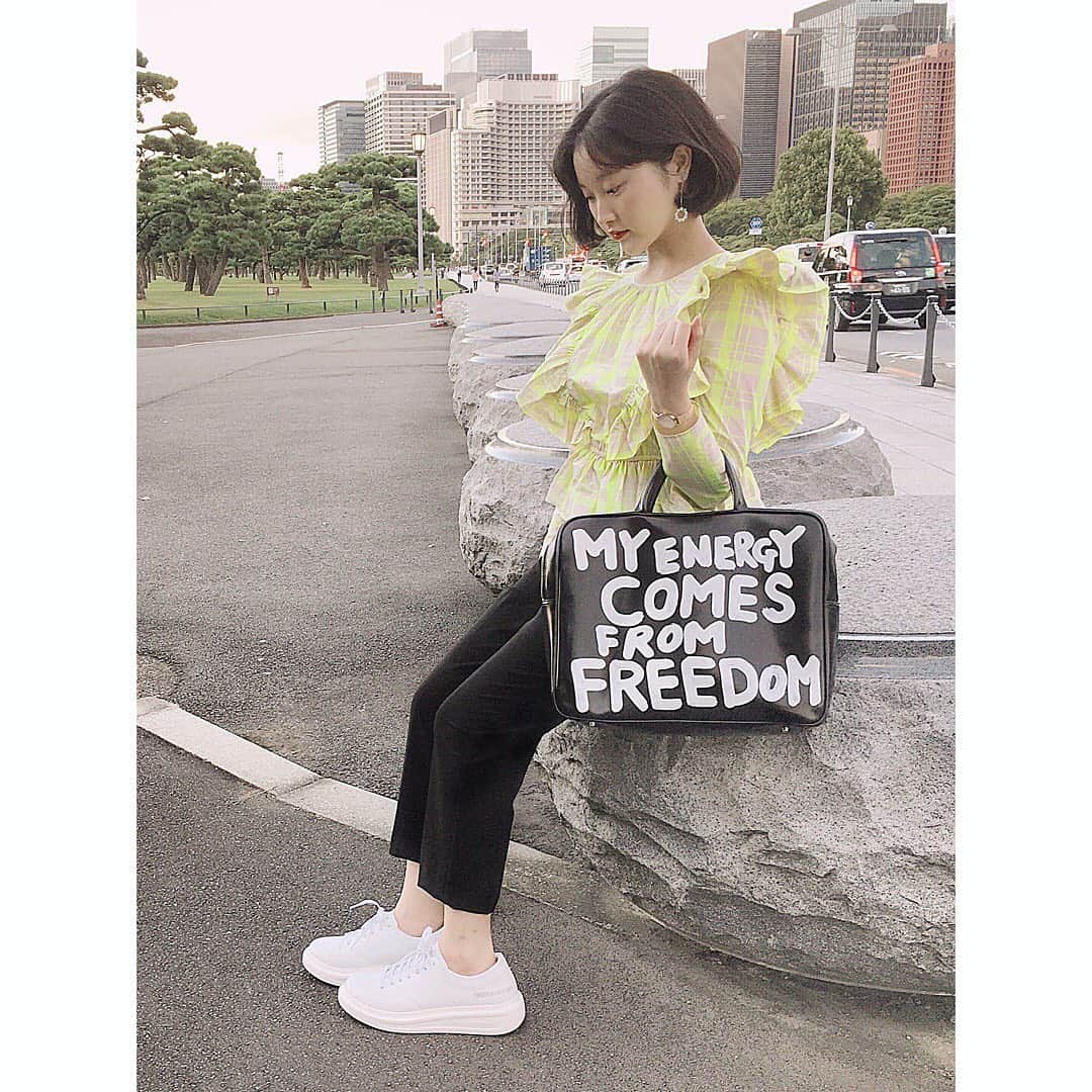 のインスタグラム：「👗 肩幅服とでかバッグとでかスニーカー👗👜👟😇❤️  #옷스타그램 #코디스타그램 #꼼데가르송 #일본인 #일본사람  #commedesgarcons #myenergycomesfromfreedom #p31 #コムデギャルソン #コムデギャルソン青山」