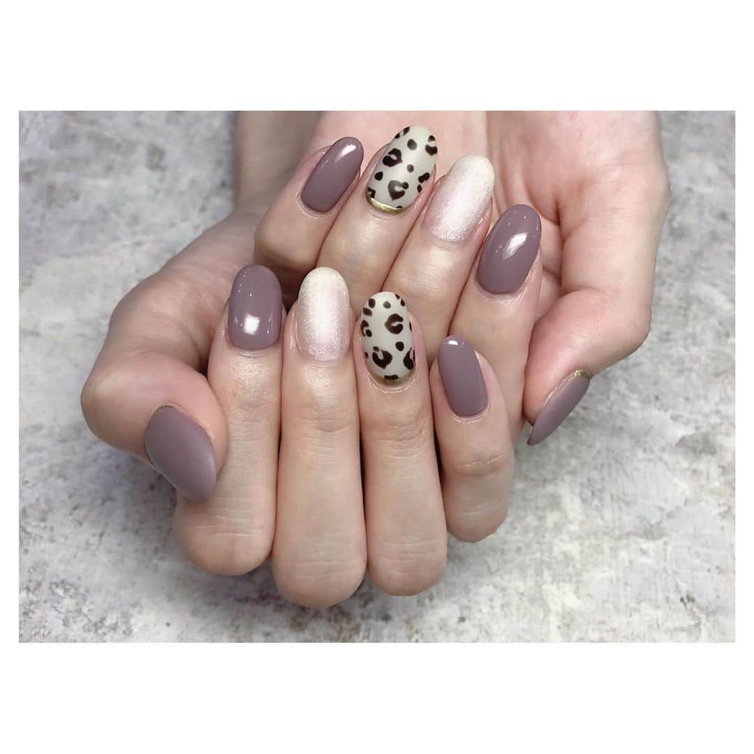 篠崎瑞希のインスタグラム：「.﻿ ﻿ ネイル新しくしてきました💅🏻﻿ インスタで見たピンクベージュ×レオパードの雰囲気が﻿ めちゃくちゃツボすぎて﻿ わたしもレオパードにしちゃった😭💓﻿ タグから飛んで一回見て本当可愛いので！ ﻿ わたしは ネイルは横から見た時の均一さとか﻿ ぷっくりしすぎてないのとか﻿ 伸びてきたときのかんじとか﻿ とにかく横から見た爪を重要視してて﻿ なかなかいいサロンに巡り会えなかったんだけど﻿ ようやくいいところ見つけた◎﻿ 前回とネイリストさん違うんだけど﻿ どっちも横から見ても綺麗だから﻿ サロンの方針とかなんかな…﻿ ネイルサロンのことはわからない…﻿ ﻿ 綺麗に仕上げてもらって﻿ とても満足です（；＿；）！﻿ ﻿ このデザインは定額コースのAだから﻿ オフ込みでだいたい6000円くらい！安すぎる！﻿ ﻿ ネイルサロン迷ってる方は﻿ ぜひ一度行ってみて〜〜🥰﻿ ﻿ ﻿#newnail#秋ネイル#レオパードネイル#グレージュネイル#渋谷ネイルサロン#autumnnails#シンプルネイル  #셀스타그램#얼스타그램#粉我#me#赞#셀피#일본여자#소통#소통해요#l4likse#like4likes#f4f」