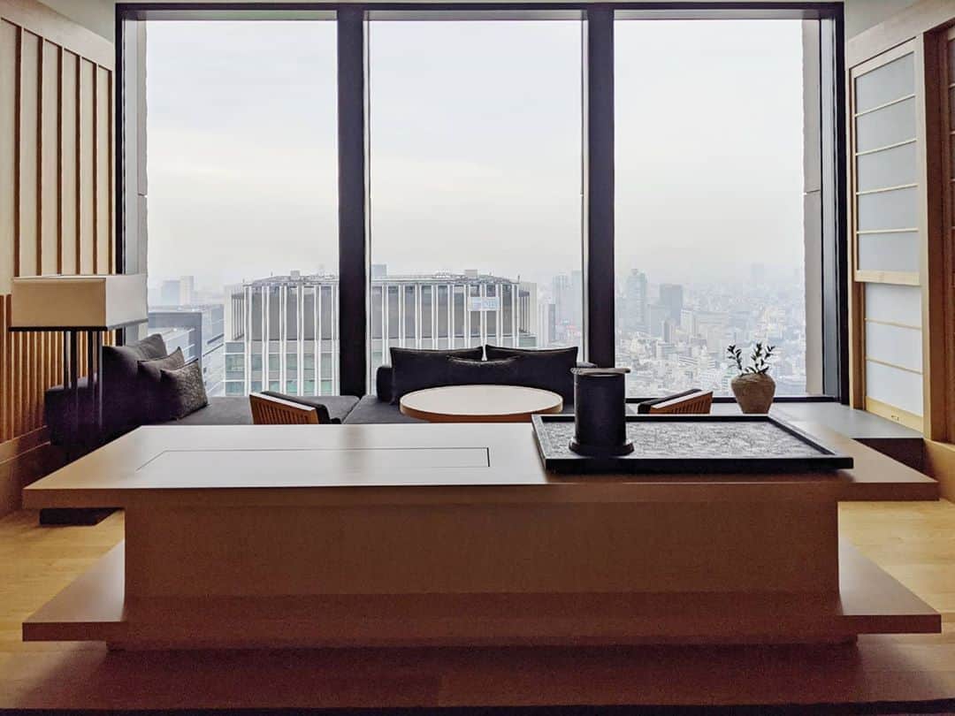 Yoshiko Kris-Webb クリス-ウェブ佳子さんのインスタグラム写真 - (Yoshiko Kris-Webb クリス-ウェブ佳子Instagram)「Stayed at @aman_tokyo お誕生日メッセージ、今年もありがとうございました。お誕生日の翌日は38階にある天空の城のようなAMAN TOKYOのお部屋に宿泊しました。  禅のように整然とした美しいプールで泳ぎ、イタリアンレストランのARVAでポルチーニ茸を使った秋のコースディナーに酔いしれ、朝はベッドからの眺望と変わりゆく空の色に我を忘れ、起床後はお部屋での朝食でエネルギーチャージ。今、なんだか下界してきた気分です。現実逃避に最高な場所でした。  38階。廊下の先。25ｍ位先を曲がろうとしたスタッフの女性が角を曲がる寸前にひょっこりはんのようにお顔だけ残して「おはようございます!」と言ったのが癒しでした✨」10月5日 19時24分 - tokyodame