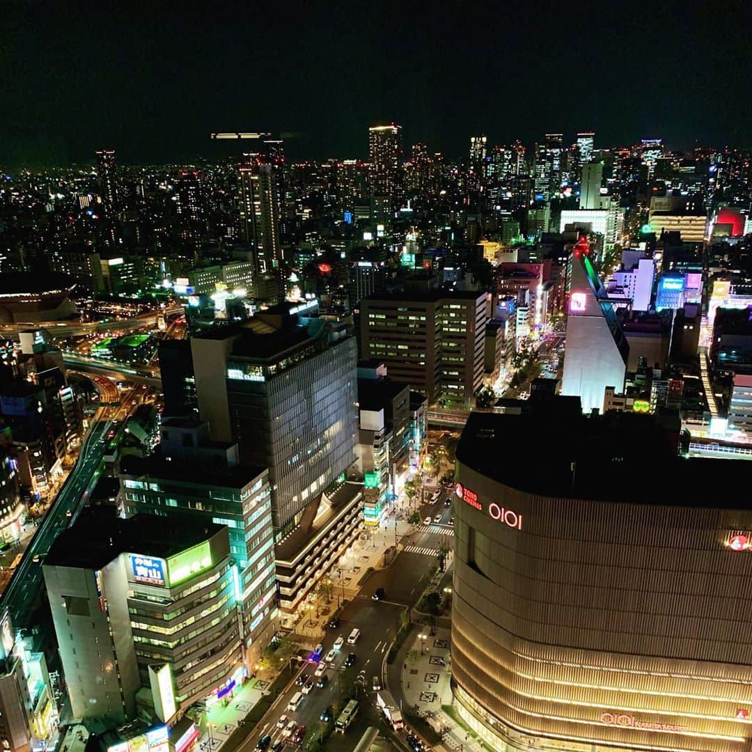 のインスタグラム：「夜の街明かりが綺麗になる季節。35階の披露宴会場からはナイトウエディングにオススメの夜景が一望できます。 The season when the city lights at night become beautiful.  From the reception hall on the 35th floor, you can overlook the night view recommended for night weddings. #ここからはじまりここから繋がる  #スイスホテル花嫁  #スイスホテル南海大阪  #スイスホテルウエディング  #スイスホテルロマンス  #大阪結婚式  #ホテルウエディング  #ホテル婚  #なんば  #なんば駅  #夜景  #swissotelnankaiosaka  #swissotelwedding  #swissotelromance  #osakawedding  #wedding  #hotelwedding  #swisshospitality  #nightview #osaka」