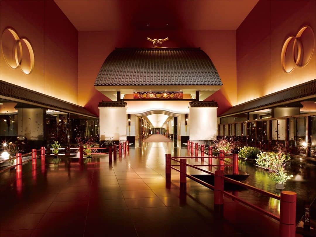Relux | リラックスさんのインスタグラム写真 - (Relux | リラックスInstagram)「【ようこそ、ミュージアムホテルへ】  かつて「昭和の竜宮城」といわれた絢爛豪華な建築は、時を経て“ミュージアムホテル”へと進化しました。  すべてがゆったりとした広さを誇るスイートルーム。 宿泊者限定の“和のアクティビティ”もございます。  日本美に彩られた唯一無二のホテルでかけがえのない時間をお過ごしください。   ------------------------------------------------ 📍ホテル雅叙園東京 / 東京都 ------------------------------------------------  @hotelgajoentokyo  気になる宿の詳細は、Relux公式HPまたは、便利なReluxアプリからご確認ください🔎   #ホテル雅叙園東京 #東京都 #雅叙園 #東京旅行 #東京観光 #スイートルーム #アート巡り #東京ホテル #ホテルステイ #国内旅行 #週末旅 #週末旅行 #大人の休日 #記念日旅行 #誕生日旅行 #温泉旅行 #旅館 #温泉旅館 #ホテル #ラグジュアリーホテル #リゾート #リゾートホテル #旅スタグラム #旅行好きな人と繋がりたい #unknownjapan #japantravelphoto」10月5日 19時30分 - relux_jp