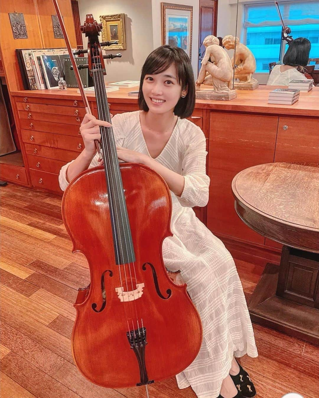 林田岬優さんのインスタグラム写真 - (林田岬優Instagram)「以前、ヴァイオリン ストラディバリウスの撮影でお世話になった日本ヴァイオリン東京本店(@nipponviolin)にて、チェロのメンテナンスをして頂きました。🎻 ． 中高6年間管弦楽部に所属していてなかなかチェロを手放せず東京に上京してから購入したものの、 ここ2年間ねむっておりましたが、久しぶりに弾きたくなり弦の張り替えなど細かい修理をして頂きました。 ． チカラを加えなくても綺麗な音色が出るように修理していただき、本当に嬉しいです。 全く弾けなくなっているかもしれませんが、チェロの音がだいすきなので、また奏でられるのが楽しみで仕方ありません！  とてもご丁寧に扱ってくださるので 初心者の方もプロの方も、是非。  日本ヴァイオリンさま、 ほんとうに有難うございました。🙏✨ #cello#cellomaintenance#日本ヴァイオリン#林田岬優#チェロ」10月5日 19時30分 - miyu_hayashida