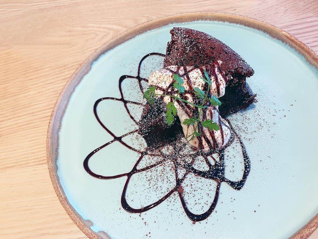 川瀬莉子さんのインスタグラム写真 - (川瀬莉子Instagram)「. お皿もケーキも好みのタイプ🥰 . 前の投稿でザクロ苦手&食べたことない人が多くてビックリした！笑 酸っぱくて、食べるの難しいのが楽しいよ🥴」10月5日 19時30分 - kawase_riko_official