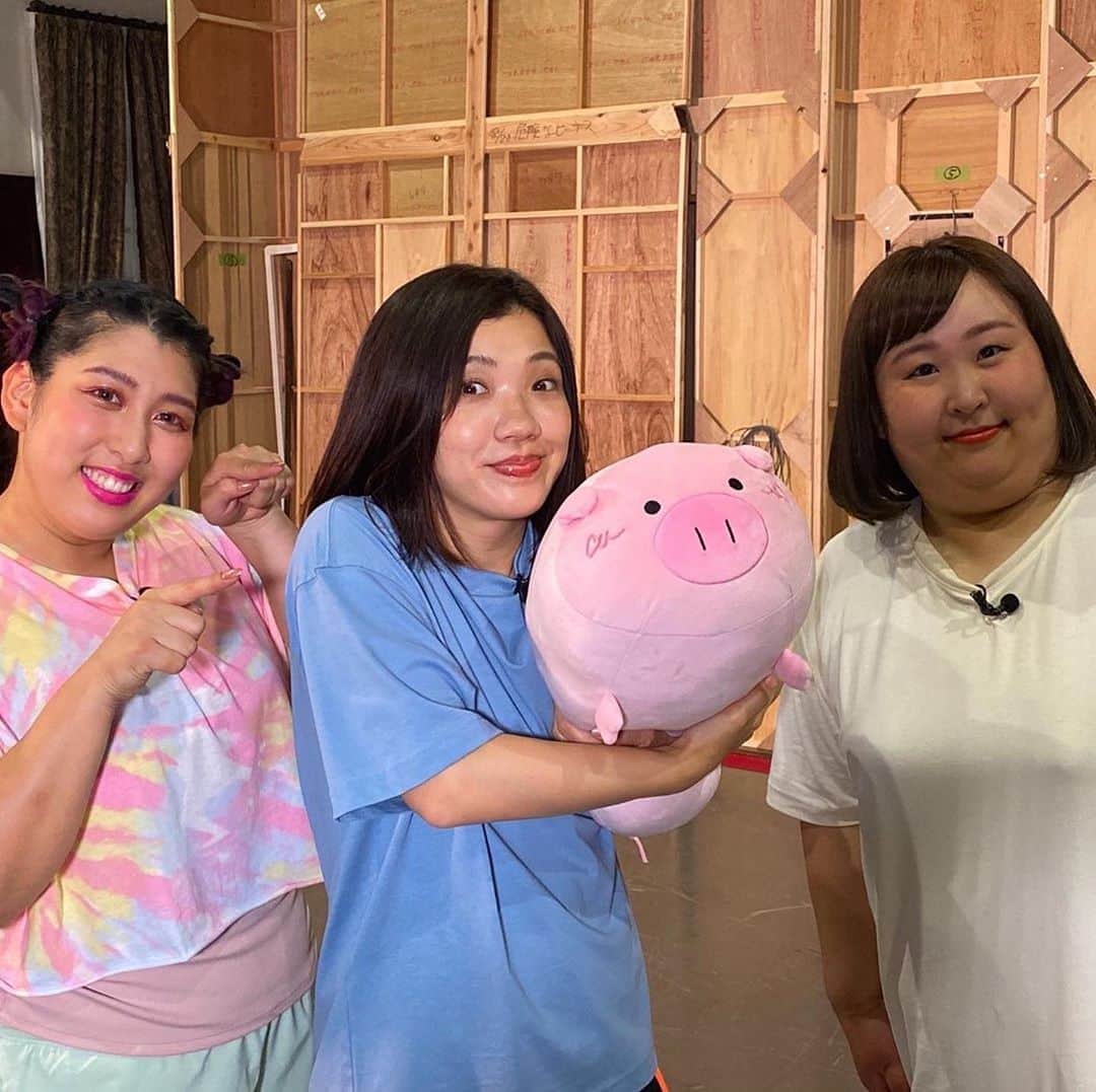 日曜劇場『危険なビーナス』【公式】のインスタグラム：「現場レポート　その8🐖🐖🐖 . . 今日はLet’s美バディにお邪魔🐽 3時のヒロインの皆様と レッツ美バディ❗️しちゃいました😍 健康美を目指すぞー🔥 . 矢神家ではおしとやかな杏梨さんが、お友達の #ゆめっち さん、#かなで さんと元気いっぱい🤣 ゆめっちさんのそのおててはは私の真似かしら🐽❓ . 10/8(木)まで毎朝9:55‼️ 私も今週で痩せちゃうかも🤩 . . #日曜劇場 #危険なビーナス #東野圭吾 #ブーナス #ブーナスの現場レポート #妻夫木聡 #吉高由里子 #ディーンフジオカ #染谷将太 #中村アン #堀田真由 #結木滉星 #福田麻貴 #3時のヒロイン #麻生祐未 #坂井真紀 #安蘭けい #田口浩正 #池内万作 #栗田芳宏 #栗原英雄 #斉藤由貴 #戸田恵子 #小日向文世」