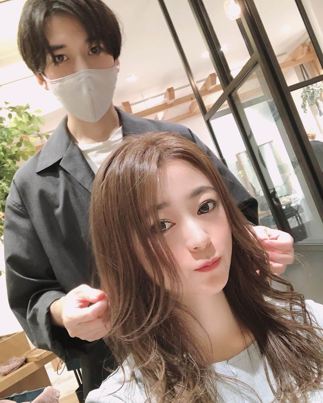 梶本成美さんのインスタグラム写真 - (梶本成美Instagram)「先週ヘアメンテへ😌‼️  もうずーっとカラー、カットは @loness0301 の　@honda_haruhiko さんです😌✨ . . だいたいいつも全て任せてます😌✨ . .  いつもありがとうございます😌✨  #ヘアメンテ #ヘアチェンジ#前髪  #hairstyle #ヘアカラー #美容院 #サロン#表参道#銀座 #ローネス #ヘアサロン #美容 #美意識 #美容院 #hairsalon #beautiful #beauty #japanesegirl #japanese #love」10月5日 19時34分 - narumikajimoto