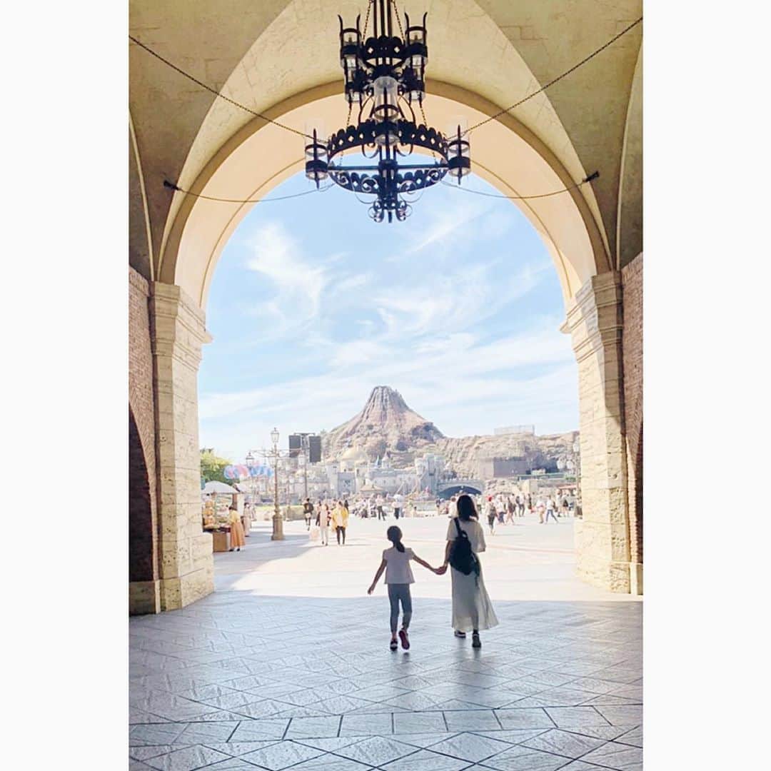 乙黒えりのインスタグラム：「ディズニーランドの先日オープンしたばかりの美女と野獣 乗れました😊 1年ぶりくらいのディズニー子供たちも大喜び🧒💕次女はもう忘れてたみたいで初めて来たくらいの感じだった😂 園内ではずっとマスクにサングラス状態だったので、マスク取って撮った写真はこれだけかも！ #家族時間#ディズニー#美女と野獣#アンバサダーホテル」