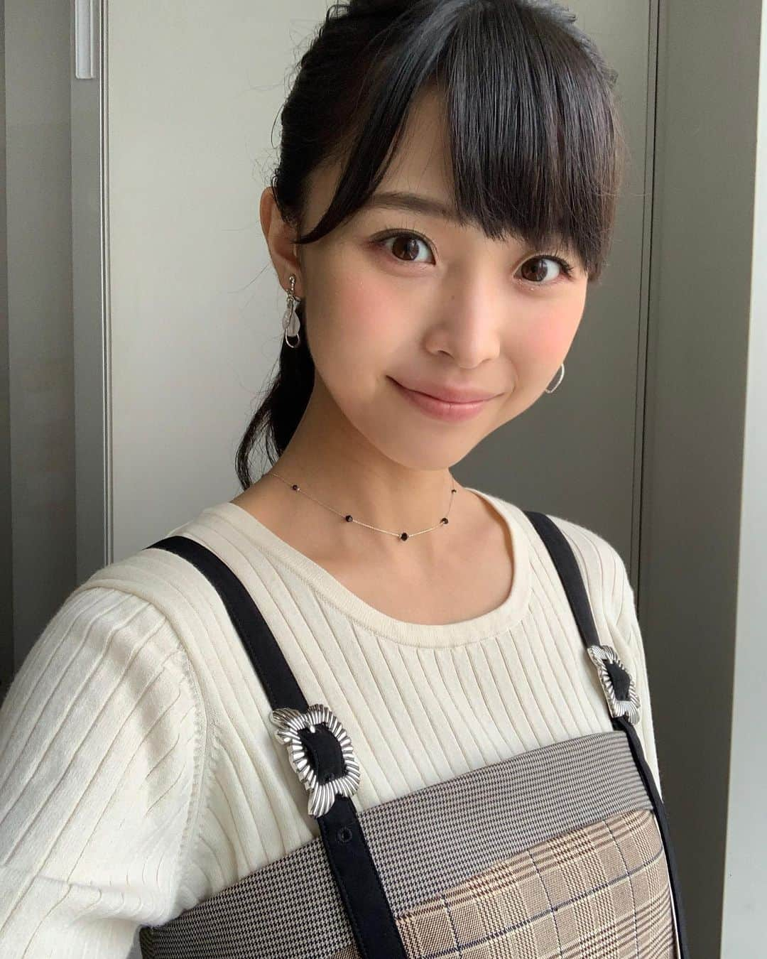 渡邊渚さんのインスタグラム写真 - (渡邊渚Instagram)「今朝はめざましテレビでした✨ 今日でスタジオは2回目ですが、緊張していたからか、イヤリングをするのを忘れてしまいました😂 先週は口紅を塗り忘れ... 自分の出番前になると、ちゃんと読むこと以外に気がいかず、何かを忘れてしまいます。  衣装さんがせっかく用意してくださったのに申し訳ないので、インスタに登場させます！笑 来週こそ、忘れない...!!  #めざましテレビ#フジテレビ#アナウンサー#衣装#イヤリング#忘れ物#もうしない #口紅 も#ちゃんとする」10月5日 19時37分 - watanabenagisa_