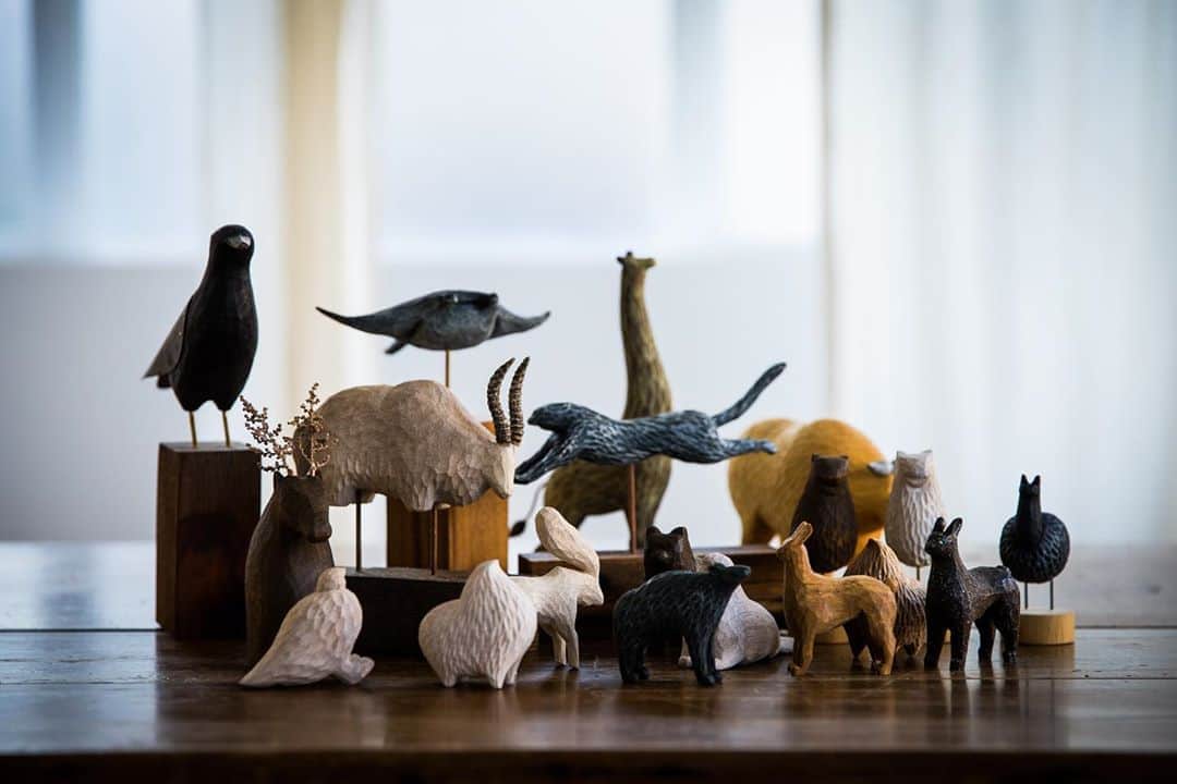 オルネ ド フォイユさんのインスタグラム写真 - (オルネ ド フォイユInstagram)「【SHOPイベント｜Sense of Animal 】﻿ ﻿ 不動前店にて10月16日より、木工作家である「苔むす木工 @kokemusu_mokkou 」の鈴木智浩さんの個展を開催いたします。﻿ ﻿ 鈴木さんは東京を拠点に、木彫をベースにした技法によって、「obscure animals」というシリーズの、いたりいなかったりする動物をモチーフに制作されています。﻿ ﻿ 今回は動物オブジェだけでなく、ランプや木の個性を生かした花器などもご用意頂きます！﻿ ﻿ -Sense of Animal -﻿ 「sense」には「感覚」「感性」という意味があります。﻿ 鈴木さんの作品を初めて見た時、「この子は何しているんだろう？」「きっとこんな気持ちなんだろうなあ」と想像を膨らませてしまいました。﻿ それは鈴木さんが自由な感覚で制作されているからではないでしょうか。﻿ 作品を見てうける印象は人それぞれ。皆さまの自由な感性で楽しんでいただきたいです。﻿ ﻿ ※WEBショップでも「苔むす木工」の鈴木さんの作品の入荷予定がございます。﻿ 作品ラインナップは個展とは異なりますのでご了承ください。﻿ ﻿ 【イベント詳細】﻿ 不動前店（東急目黒線不動前駅より徒歩7分）﻿ 2020年10月16日(金)〜18日(日)、10月23日(金)〜25日(日)﻿ 営業時間：11:00〜18:30﻿ ﻿ ﻿ ［新型コロナウイルス対策につきまして］﻿ ・スタッフの出勤時の検温、マスク着用、手洗い消毒を徹底いたします。﻿ ・出入り口・2階窓を開放し、換気を強化いたします。﻿ ﻿ ［ご来店いただくお客様へのお願い］﻿ ・マスク着用をお願いいたします。﻿ ・入店時とお帰りの際に店頭にてアルコール消毒をお願いいたします。﻿ ・体調が優れない場合はご来店をお控えください。﻿ 何卒ご理解・ご協力のほどよろしくお願いいたします。﻿ ﻿ 鈴木智浩　profile﻿ 1991年静岡県生まれ。﻿ 武蔵野美術大学基礎デザイン学科卒業後、木工を始める。﻿ 家具工房での修行期間を経て、2016年より東京を拠点に作家活動を開始。﻿ オブジェから家具まで、木工作品を制作。﻿ ﻿ ———————————————﻿ Orne de Feuilles﻿ オルネ ド フォイユ﻿ ﻿ 東京都品川区西五反田5-21-19﻿ tel.03-6876-7832﻿ 東急目黒線不動前駅より徒歩7分﻿ ﻿ ﻿ #木工 #woodworking #彫刻 #sculpture #動物 #obscureanimals #苔むす木工 #livstagrammer #instahome #インテリア #ornedefeuilles #オルネドフォイユ」10月5日 19時38分 - ornedefeuilles