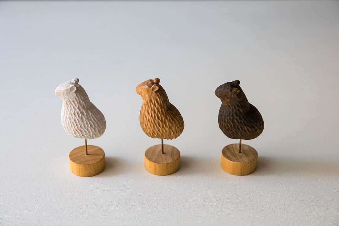 オルネ ド フォイユさんのインスタグラム写真 - (オルネ ド フォイユInstagram)「【SHOPイベント｜Sense of Animal 】﻿ ﻿ 不動前店にて10月16日より、木工作家である「苔むす木工 @kokemusu_mokkou 」の鈴木智浩さんの個展を開催いたします。﻿ ﻿ 鈴木さんは東京を拠点に、木彫をベースにした技法によって、「obscure animals」というシリーズの、いたりいなかったりする動物をモチーフに制作されています。﻿ ﻿ 今回は動物オブジェだけでなく、ランプや木の個性を生かした花器などもご用意頂きます！﻿ ﻿ -Sense of Animal -﻿ 「sense」には「感覚」「感性」という意味があります。﻿ 鈴木さんの作品を初めて見た時、「この子は何しているんだろう？」「きっとこんな気持ちなんだろうなあ」と想像を膨らませてしまいました。﻿ それは鈴木さんが自由な感覚で制作されているからではないでしょうか。﻿ 作品を見てうける印象は人それぞれ。皆さまの自由な感性で楽しんでいただきたいです。﻿ ﻿ ※WEBショップでも「苔むす木工」の鈴木さんの作品の入荷予定がございます。﻿ 作品ラインナップは個展とは異なりますのでご了承ください。﻿ ﻿ 【イベント詳細】﻿ 不動前店（東急目黒線不動前駅より徒歩7分）﻿ 2020年10月16日(金)〜18日(日)、10月23日(金)〜25日(日)﻿ 営業時間：11:00〜18:30﻿ ﻿ ﻿ ［新型コロナウイルス対策につきまして］﻿ ・スタッフの出勤時の検温、マスク着用、手洗い消毒を徹底いたします。﻿ ・出入り口・2階窓を開放し、換気を強化いたします。﻿ ﻿ ［ご来店いただくお客様へのお願い］﻿ ・マスク着用をお願いいたします。﻿ ・入店時とお帰りの際に店頭にてアルコール消毒をお願いいたします。﻿ ・体調が優れない場合はご来店をお控えください。﻿ 何卒ご理解・ご協力のほどよろしくお願いいたします。﻿ ﻿ 鈴木智浩　profile﻿ 1991年静岡県生まれ。﻿ 武蔵野美術大学基礎デザイン学科卒業後、木工を始める。﻿ 家具工房での修行期間を経て、2016年より東京を拠点に作家活動を開始。﻿ オブジェから家具まで、木工作品を制作。﻿ ﻿ ———————————————﻿ Orne de Feuilles﻿ オルネ ド フォイユ﻿ ﻿ 東京都品川区西五反田5-21-19﻿ tel.03-6876-7832﻿ 東急目黒線不動前駅より徒歩7分﻿ ﻿ ﻿ #木工 #woodworking #彫刻 #sculpture #動物 #obscureanimals #苔むす木工 #livstagrammer #instahome #インテリア #ornedefeuilles #オルネドフォイユ」10月5日 19時38分 - ornedefeuilles