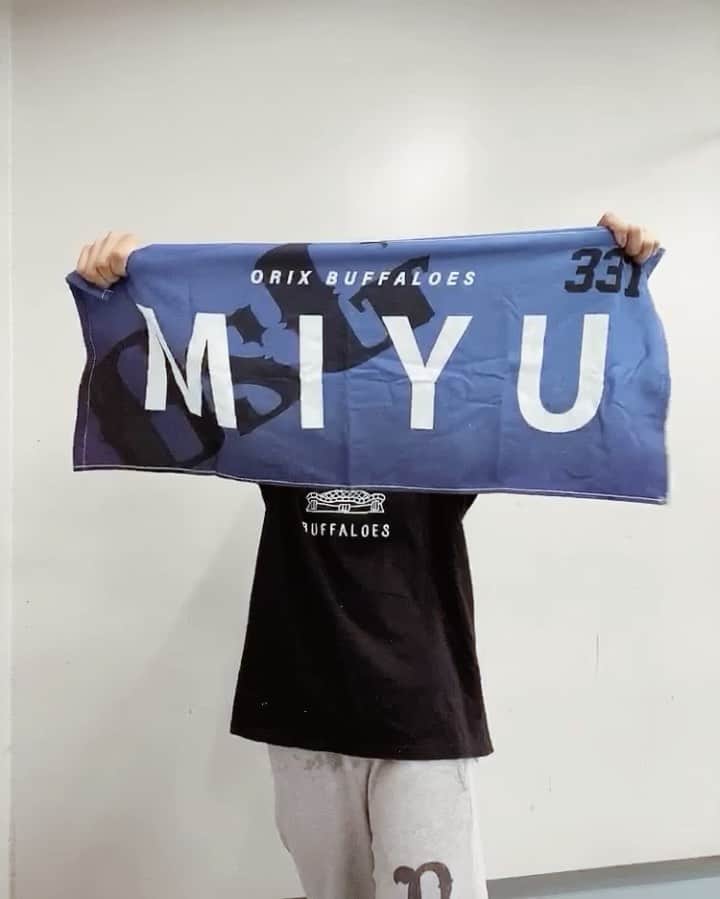MIYUのインスタグラム：「ちょっと久しぶりの投稿🧸🎈﻿ ﻿ ﻿ ﻿ 昨日ホーム6連戦が終わり…﻿ 毎日バファローズの試合が観たいなと思っている﻿ MIYUです🐼🤚🏻✨﻿ ﻿ ﻿ ﻿ 最近の日課はその日の試合の﻿ ハイライトを見て寝ること☺︎︎﻿ ﻿ ﻿ ﻿ 毎試合、全力プレーの選手の皆さんを見ると﻿ 私ももっと頑張ろうと…﻿ すごくパワーをもらっています💪🏻🔥﻿ ﻿ ﻿ ﻿ 誰かの" 頑張る源 "になる存在って﻿ 本当にすごいなぁ、、﻿ ﻿ ﻿ ﻿ ﻿ ﻿ ﻿ …皆様の" 頑張る源 "は﻿ 何ですか？？( ˆ ˆ )﻿ ﻿ ﻿ ﻿ ﻿ ﻿ ﻿ ﻿ ﻿ ﻿ ﻿ #オリックス #Bs2020 #BsGirls #オリ姫﻿ #野球 #プロ野球 #オリックスバファローズ #超革新系﻿ #野球女子　#野球好き　#京セラドーム大阪　﻿ #ほっともっとフィールド神戸　﻿ #baseball #ORIX #Buffaloes #BINNOVATION﻿ #MIYU #miyu_337  #🐼 ﻿ ﻿ ﻿」