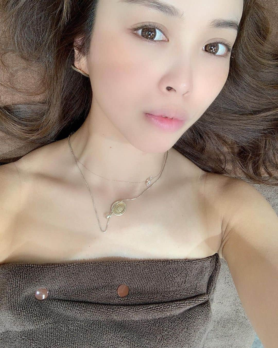 板橋瑠美さんのインスタグラム写真 - (板橋瑠美Instagram)「Beauty Day♡﻿ ﻿ ﻿ 美活大好きー^ ^﻿ ﻿ インスタ映えクリニックだぁ〜✨✨﻿ ﻿ 表参道に新しく出来たMET Beauty clinicへ💜﻿ ﻿ ﻿ ﻿ ﻿ ﻿ 美肌になる、コラーゲンピールと、医療脱毛メンテをしてもらってきたよん ☻﻿ ﻿ ﻿ コラーゲンピールは、コウジ酸のピーリングで、﻿ ホワイトニング効果もあるみたいー♡﻿ ﻿ 真皮層に届いてコラーゲンが生成されるんだってー♡﻿ ﻿ 治療後3週間くらいでハリが出て来るみたいだなら、楽しみー💜﻿ ﻿ ﻿ ﻿ ﻿ 店内もおしゃれだしお城へ行ったような気分になれちゃうっ♡﻿ ﻿ ﻿ @metbeautyclinic_horie﻿ @horie_yoshiaki﻿ ﻿ ﻿ ありがとうございました😊﻿ ﻿ また伺いますー！！✨✨﻿」10月5日 19時41分 - rumi_official_0616