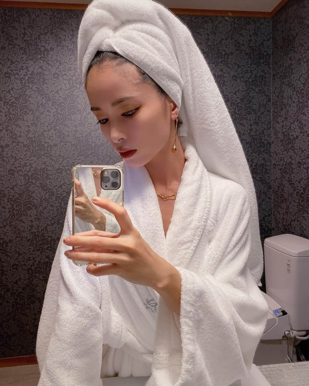 尾崎紗代子さんのインスタグラム写真 - (尾崎紗代子Instagram)「. @brisbaneresorts.official  での思い出。 素敵なバスローブがあったので みんなで✌️ 相変わらずなぜかトイレで撮る。 . 子供にも優しい宿で おもちゃやベビーベッドがあったり ベランダからそのまま行けるビーチがあったり。 子連れ旅ってドタバタしがちですが ここはゆったりと過ごせる。 子供達が寝静まった後は 海の音を聞きながらほろ酔い。 . #baby  #babyboy #momlife #mommylife #mommy #myboy  #kidsgram_tokyo #babyphotography #babyphoto #myson  #ママリ #育児 #男の子ママ #コドモノ #ベビフル #mamanoko #ママライフ  #3歳  #家族旅行 #familytrip #家族 #バスローブ」10月5日 19時47分 - osayo_osayo