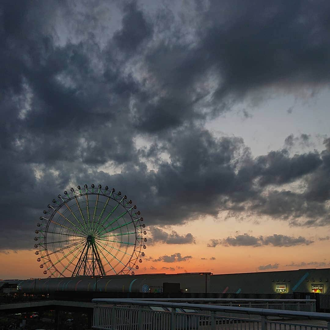 和田益典さんのインスタグラム写真 - (和田益典Instagram)「◆ 本日の落陽。 . . これを観れるのもあと僅かかな。 . . . #わだますのりんくう . #スマホ写真 #日没 #秋 #写真 #夕暮れ #夕焼け #秋空 #雲 #イマソラ #大阪 #空 #観覧車 #gradation #ferriswheel #color #sepia #🎡 #cloud #gradationcolor #sunset #autumnsky #sky #smartphone #photostagram #picture #photo #view #photography #japan . インスタでだいぶ加工しました。 .」10月5日 19時47分 - masunori_wada