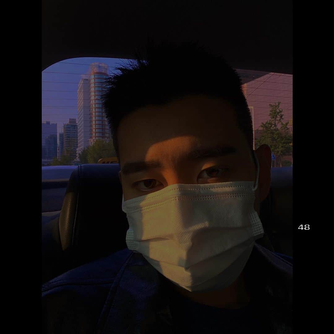 ビボム のインスタグラム：「물끄러미 바라보다 문득 🌆」