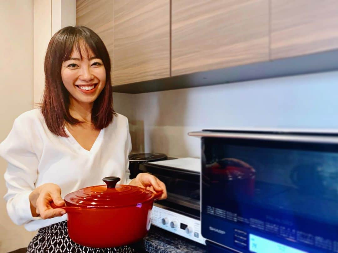 のインスタグラム：「こんにちは！ 吉井絵梨子（よしいえりこ）です。 Instagramを通じて、お仕事のことや日々の子育てについて発信をしています👍  編集部からモニター依頼を受け、「サステナママになろう！」に関する投稿をしています。 今回のテーマは「環境を守るためにやっていること」です🌿  私は日々、フードロスを減らすために、 🍅野菜を無駄なく食べる 🍅食材を買い溜めしない 🍅規格外野菜(売り物にならない形のお野菜たち)の購入をする ことを心がけています。  フードロスとは「食べられるのに捨てられてしまっている食品」のこと👩‍🏫  日本では毎年約630万トンの食べ物が、 食べられるにもかかわらず捨てられているそうです。 家庭から発生するフードロスの量は、約280万トン。4人家族だとすると、毎年約6万円相当の食品を捨てていることになるみたいです。  それに加えて… 捨てられた食べ物をゴミとして処理するために燃 料が使われることで、温暖化にもつながります。 日本では捨てられた食べ物を焼却処分しますが、世界の多くでは埋め立てです。 食べ物を埋め立てたときに発生するメタンガスは、なんと二酸化炭素の約25倍の温室効果があるとされています😨  つまり、食品ロスを減らすことは環境を守る活動に繋がります。みなさんのちょっとの心がけが、地球を守るのです🌏✨  地球のため、未来のため、今日からちょっとずつ気をつけてみてください😌🌽  ====================   ベネッセウィメンズパーク「サステナママになろう！」のコーナー（‪http://women.benesse.ne.jp/cos/common/sustainable/‬） でもこの投稿が公開されています。 SNS投稿でマックカードが当たるキャンペーンを実施中とのことなので、ぜひチェックしてみてください☝️🍟✨   #サステナママになろう #サステナブル #sdgs #PR @tamahiyoinsta」
