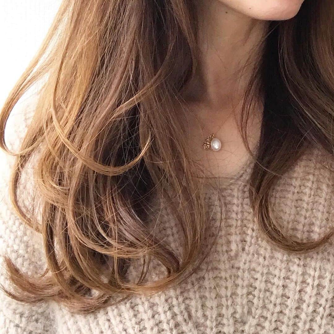 mario_dozonoさんのインスタグラム写真 - (mario_dozonoInstagram)「* ✨✨✨ Pearl & Pinecone 14KGF Necklace…❤︎ * 本日20:00〜販売開始です🙌 * 『Sphère』のラストコレクションとなる第三弾は、 歪な形の淡水パールと松ぼっくりモチーフのネックレス。 秋冬は首元の開いたニットにつけても、タートルに合わせても❤︎ * 松ぼっくりモチーフはバラのつぼみのようにも見えて可愛いですよ😘🌹 (※素材は14KGFでアレルギー対応しております。) * 商品のチェックやご購入は、このアカウントのプロフィール欄のURLからお願いします🙇‍♀️ * ショップは今月末までオープンしてますので、よろしければぜひ覗いてみてくださいね🥰 * * * #accessory #accessories #accesorios #accessorybrand #accessoryboutique #accessoryaddict #sphère #sphere #ゆるふわ巻き #ゆるふわヘア #ゆるニット #ニットコーデ #タートルニット #アクセサリー #アクセサリーブランド #スフェール #ネックレス #ネックレスコーデ #淡水パール #ネックレストップ #淡水パールネックレス #アクセサリーデザイナー #ジュエリーデザイナー #デイリーアクセサリー #今日のアクセサリー #今日のアクセ #ハンドメイドアクセサリー #大人シンプルコーデ #プチネックレス #ロカリ」10月5日 19時50分 - mario_dozono