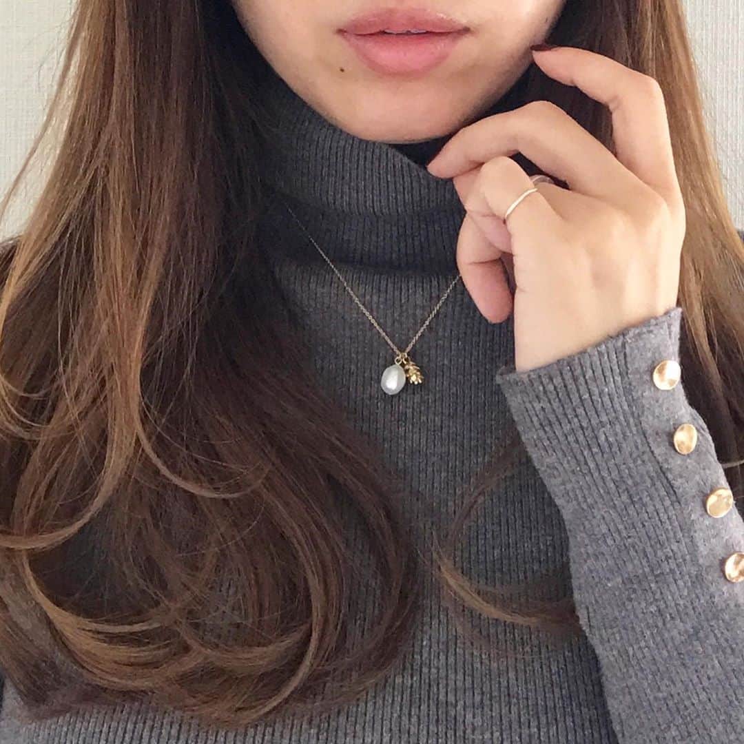 mario_dozonoさんのインスタグラム写真 - (mario_dozonoInstagram)「* ✨✨✨ Pearl & Pinecone 14KGF Necklace…❤︎ * 本日20:00〜販売開始です🙌 * 『Sphère』のラストコレクションとなる第三弾は、 歪な形の淡水パールと松ぼっくりモチーフのネックレス。 秋冬は首元の開いたニットにつけても、タートルに合わせても❤︎ * 松ぼっくりモチーフはバラのつぼみのようにも見えて可愛いですよ😘🌹 (※素材は14KGFでアレルギー対応しております。) * 商品のチェックやご購入は、このアカウントのプロフィール欄のURLからお願いします🙇‍♀️ * ショップは今月末までオープンしてますので、よろしければぜひ覗いてみてくださいね🥰 * * * #accessory #accessories #accesorios #accessorybrand #accessoryboutique #accessoryaddict #sphère #sphere #ゆるふわ巻き #ゆるふわヘア #ゆるニット #ニットコーデ #タートルニット #アクセサリー #アクセサリーブランド #スフェール #ネックレス #ネックレスコーデ #淡水パール #ネックレストップ #淡水パールネックレス #アクセサリーデザイナー #ジュエリーデザイナー #デイリーアクセサリー #今日のアクセサリー #今日のアクセ #ハンドメイドアクセサリー #大人シンプルコーデ #プチネックレス #ロカリ」10月5日 19時50分 - mario_dozono