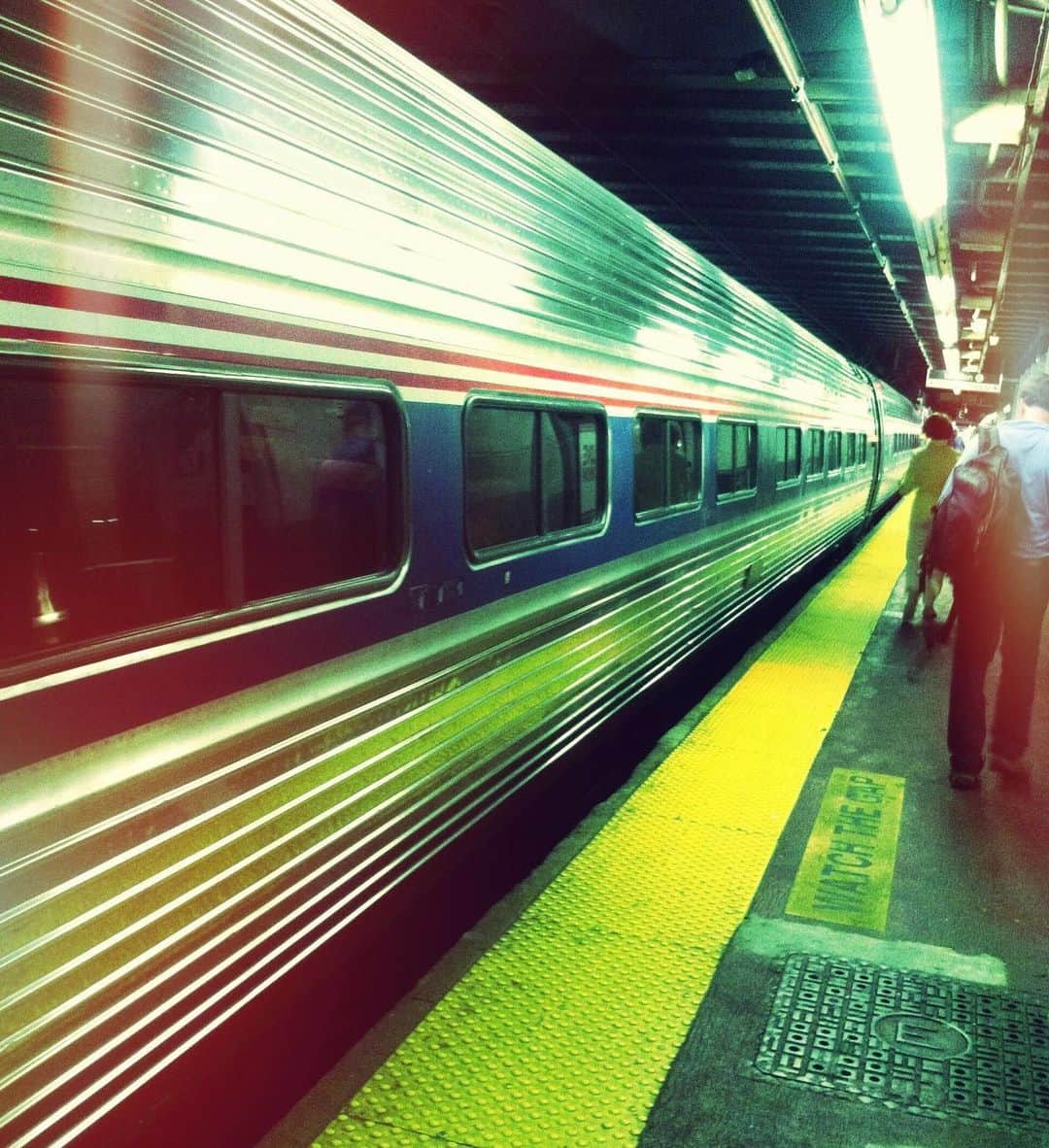 アメリカ大使館さんのインスタグラム写真 - (アメリカ大使館Instagram)「ニューヨーク🗽の地下鉄Ⓜ️🚇の朝☀️ この電車は、ワシントンD.C.へ行くラインで、🇺🇸で最も混雑するⓂ️ラインともいわれています。 …でも、東京の方が混んでるかな😅 そして今日10月5日は#時刻表の日 だそうです👀 . #usa #america #studyabroad #livinginamerica #metro #subway #citylife #commute #newyork #washingtondc #rushhour アメリカ #アメリカ生活 #留学 #地下鉄 #通勤 #ラッシュアワー #メトロ #駅 #シティーライフ #電車通勤 #視覚障害者誘導用ブロック#時刻表」10月5日 19時51分 - usembassytokyo